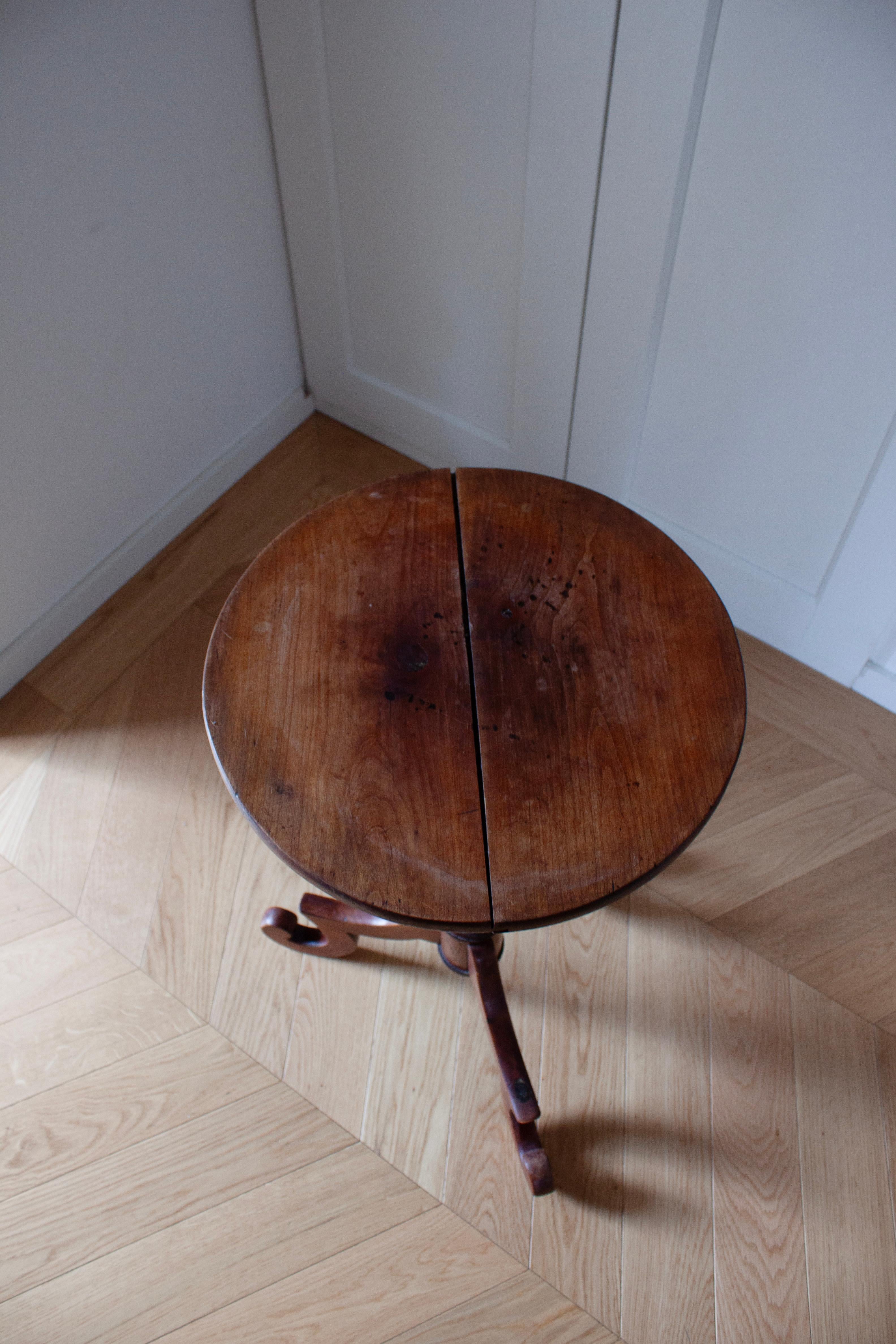 Sculpté à la main Table d'appoint en bois ornée avec plateau rond de fabrication artisanale en vente