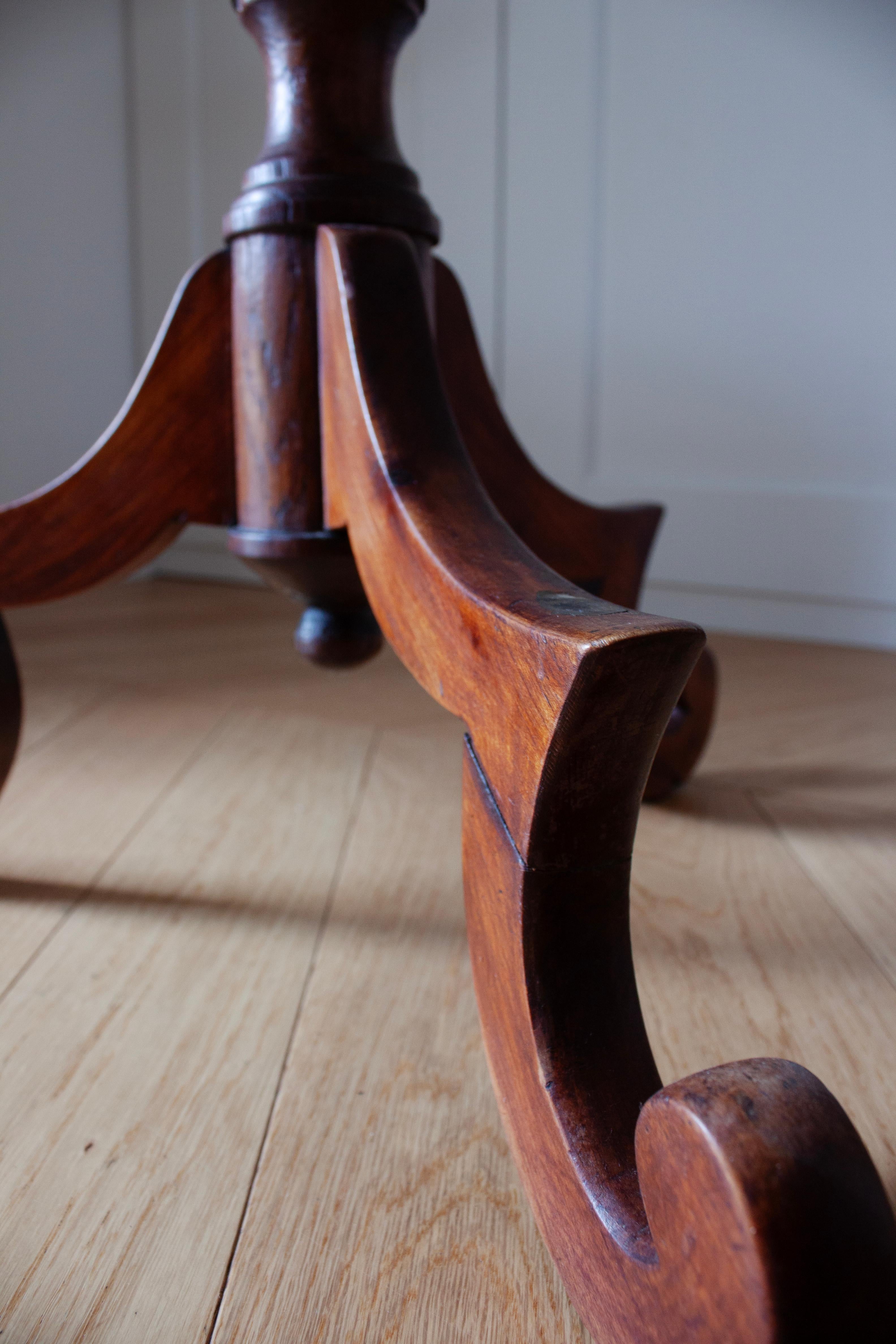 Table d'appoint en bois ornée avec plateau rond de fabrication artisanale Bon état - En vente à Rümmingen, BW