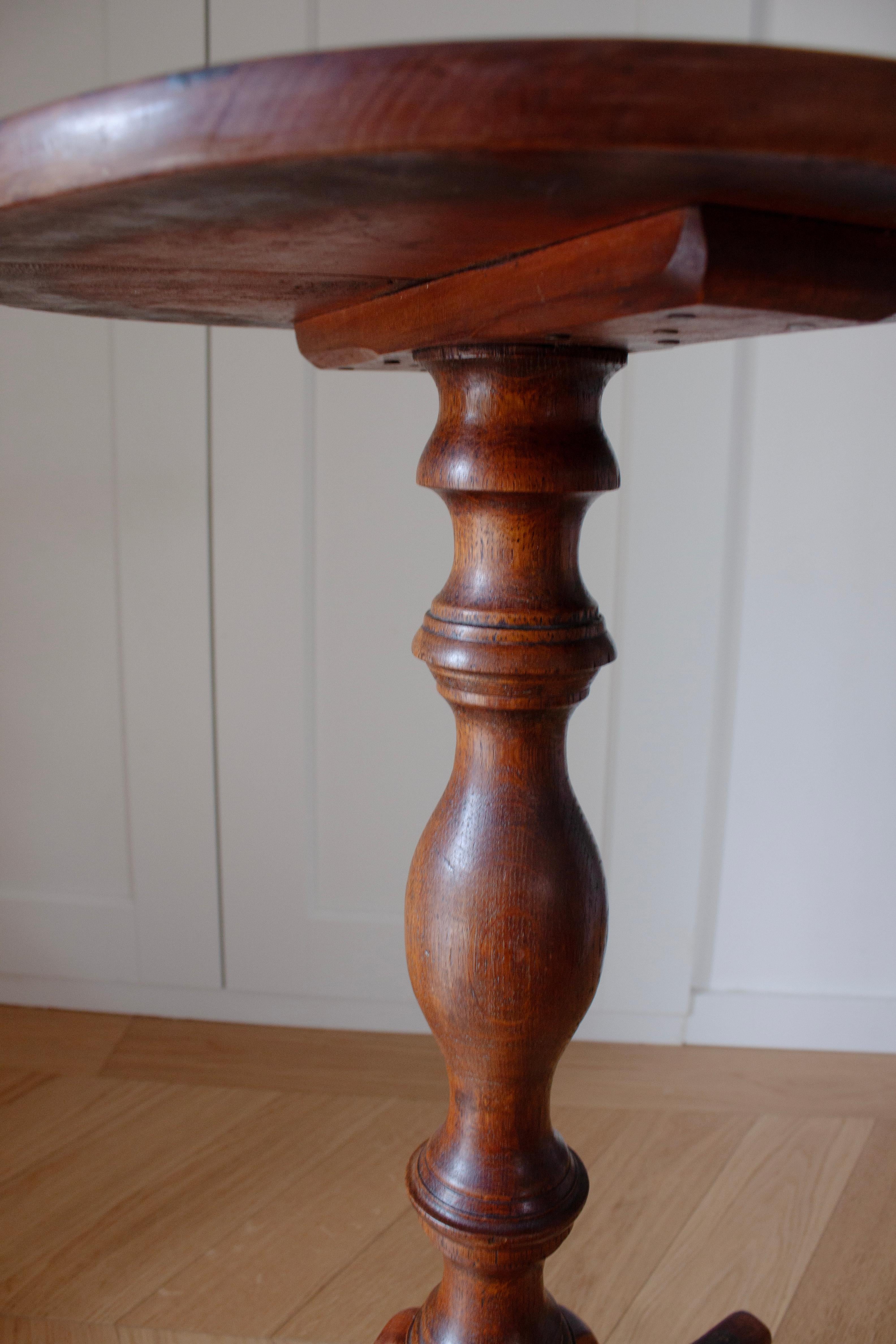 20ième siècle Table d'appoint en bois ornée avec plateau rond de fabrication artisanale en vente