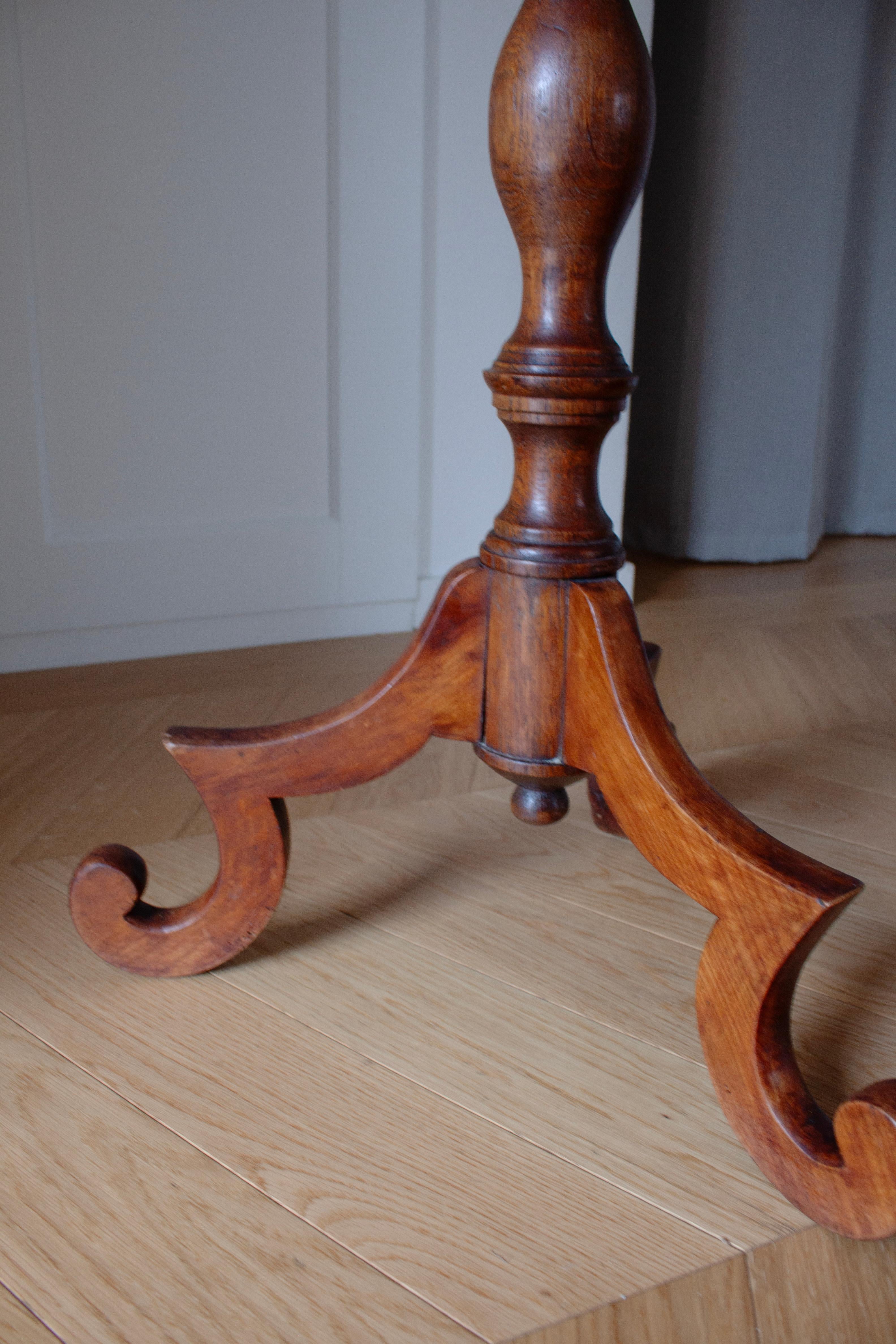 Bois Table d'appoint en bois ornée avec plateau rond de fabrication artisanale en vente