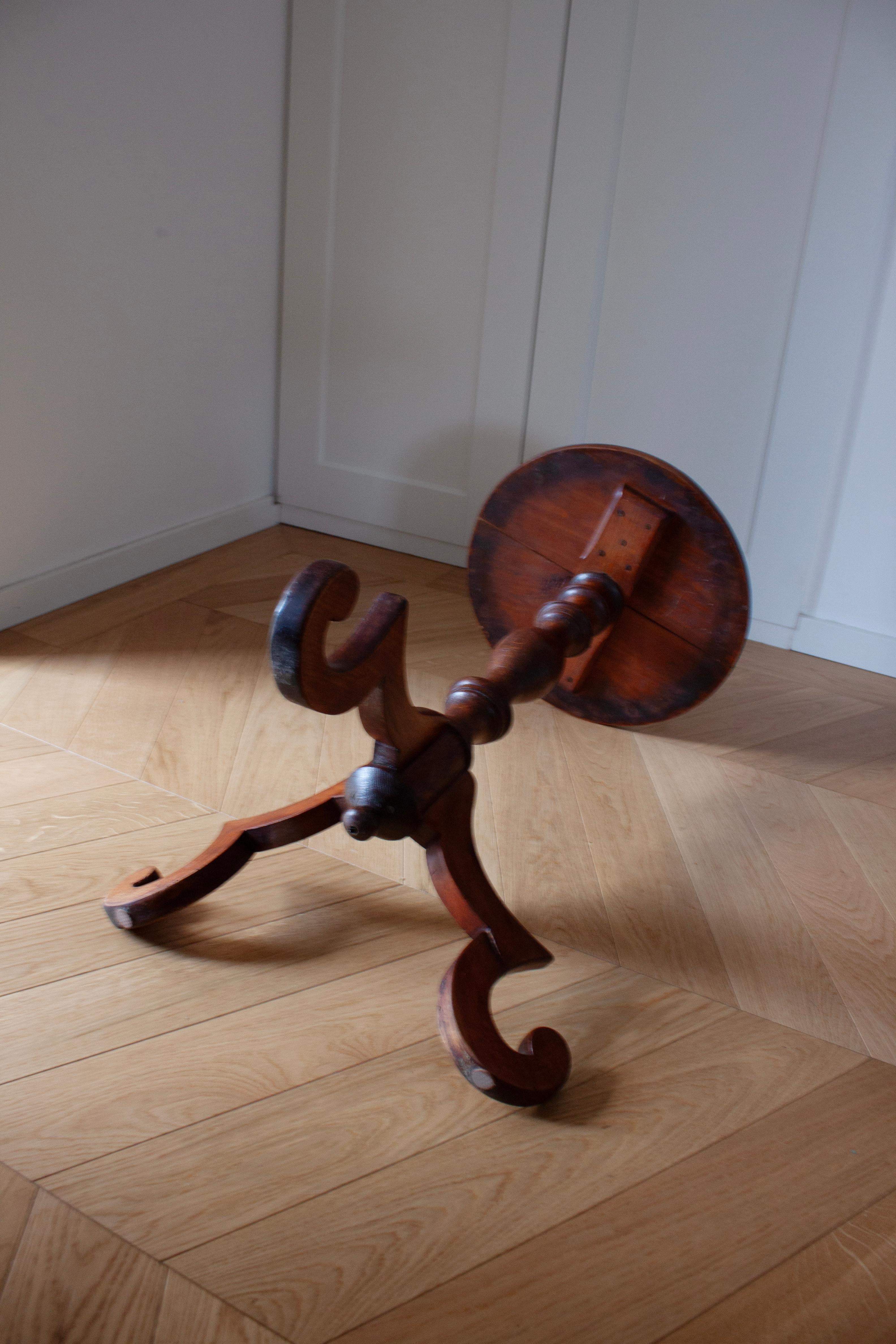 Table d'appoint en bois ornée avec plateau rond de fabrication artisanale en vente 1