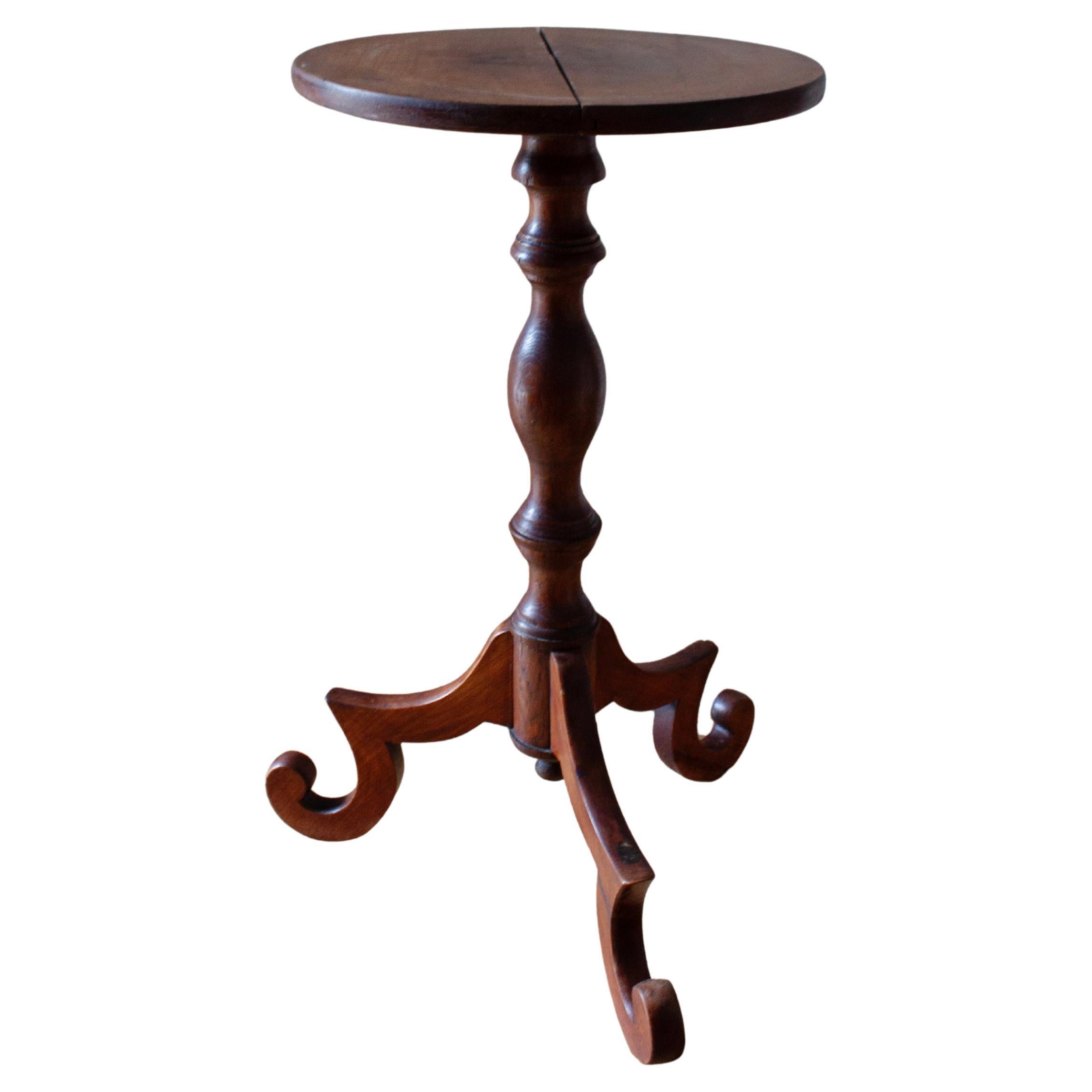 Hand-Carved Tische