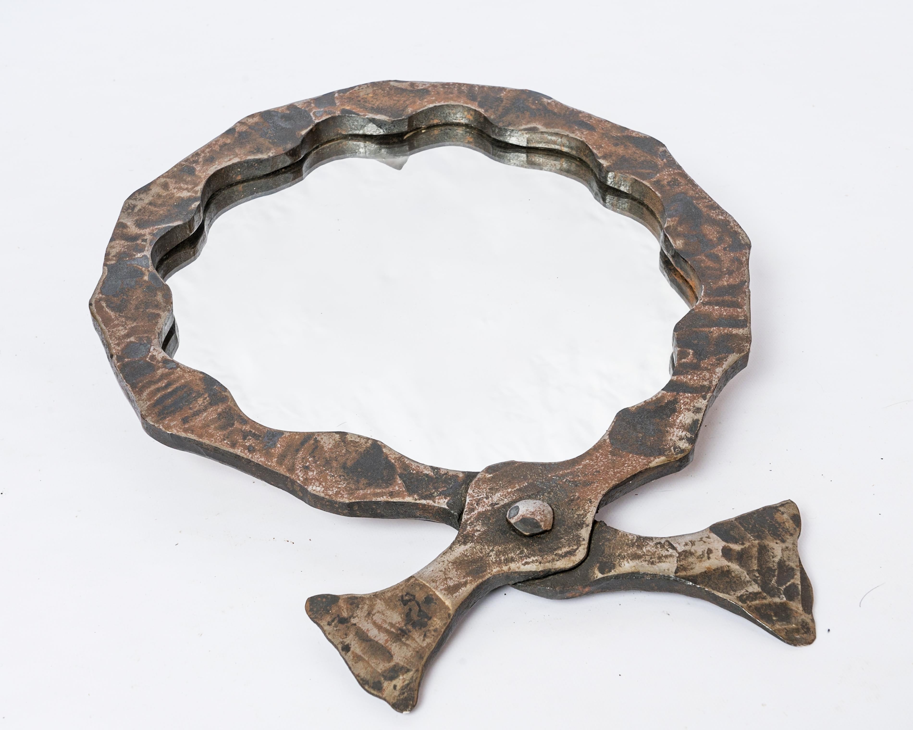 Espejo de pared de hierro forjado Artisan Martelé - Francia Años 70 Brutalista en venta