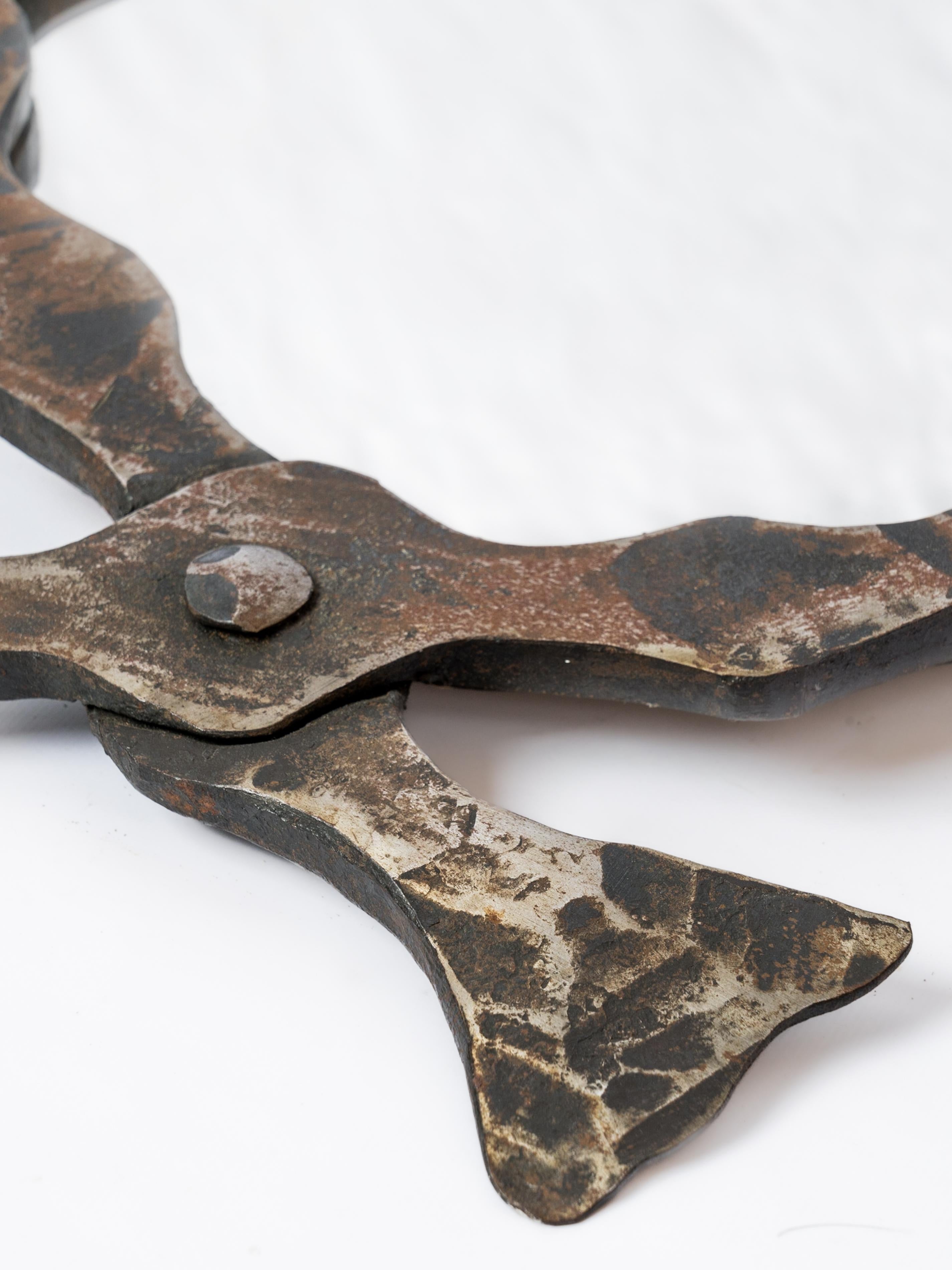 Espejo de pared de hierro forjado Artisan Martelé - Francia Años 70 Francés en venta