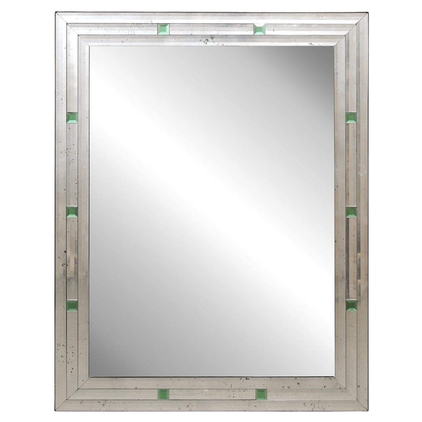 Miroir artisanal avec contour de miroir antiqué et accents d'églomisé vert