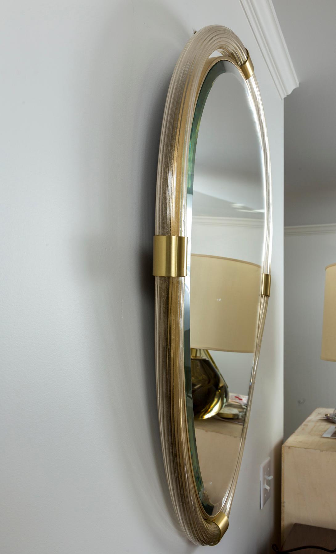Kunsthandwerklicher ovaler Fackel-Spiegel aus geblasenem Muranoglas, zeitgenössisch im Angebot 1
