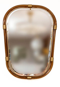 Miroir artisanal en verre de Murano soufflé, en forme de bouclier et strié, couleur tabac, style contemporain