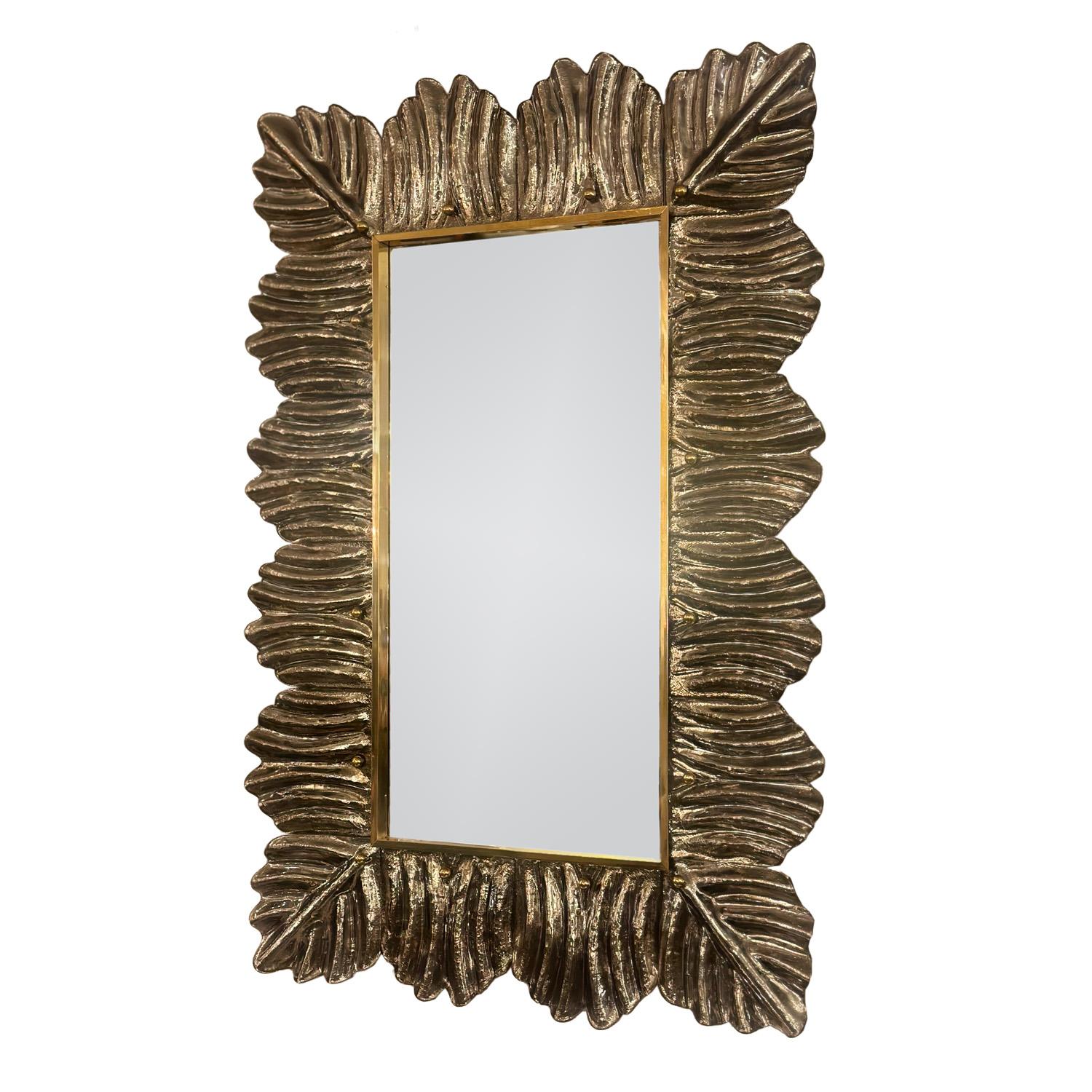 Découvrez l'élégance intemporelle avec le miroir feuille en verre Murano Artisan, avec des détails en laiton poli. Fabriqué par des artisans qualifiés, ce miroir présente un verre de Murano de qualité supérieure et un charmant motif de feuilles. Les