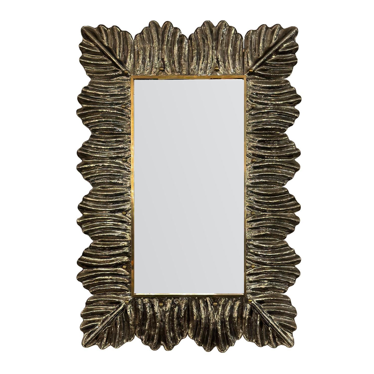Moderne Miroir artisanal en verre de Murano avec ornements en laiton 2024 en vente