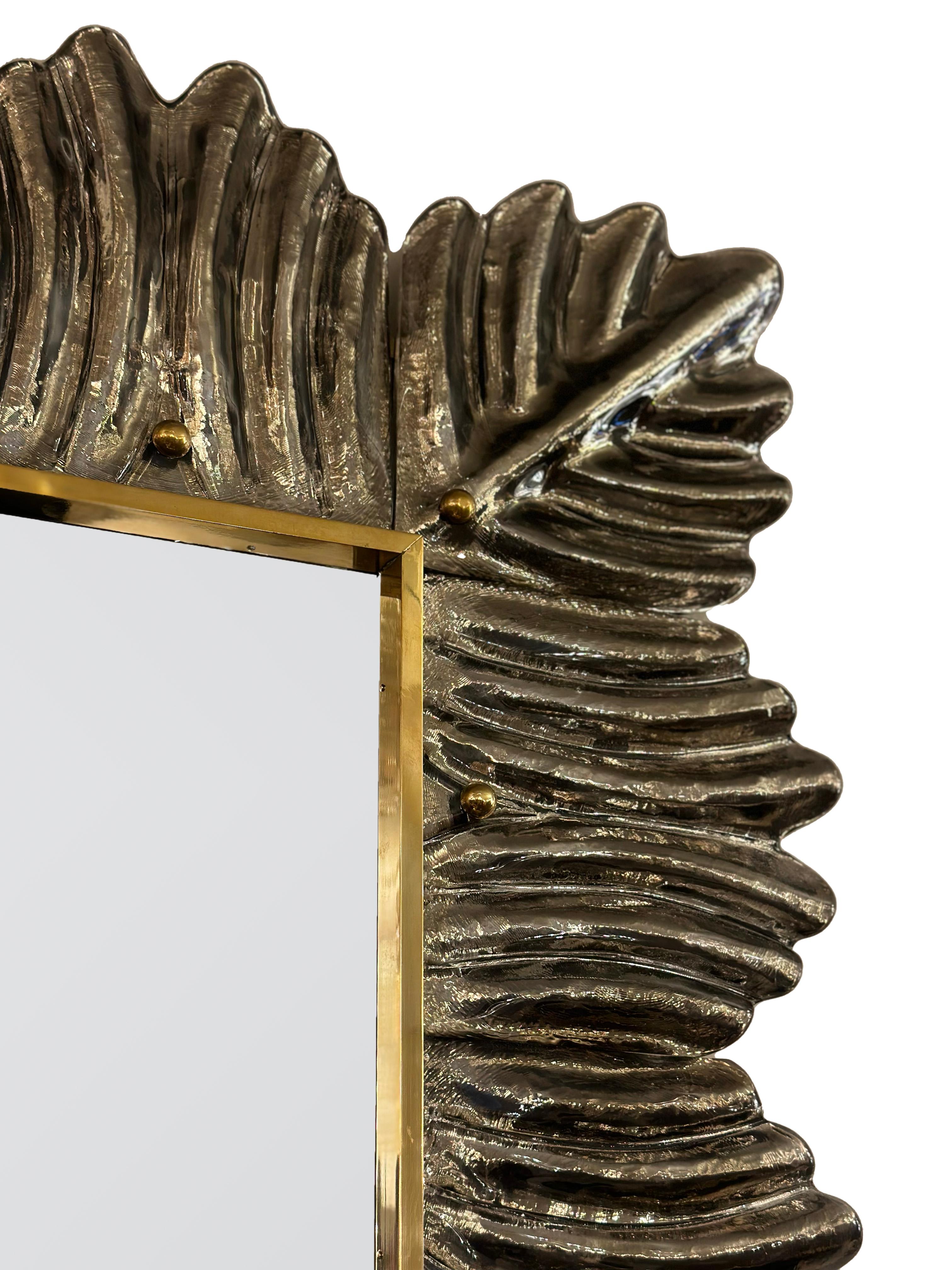 italien Miroir artisanal en verre de Murano avec ornements en laiton 2024 en vente
