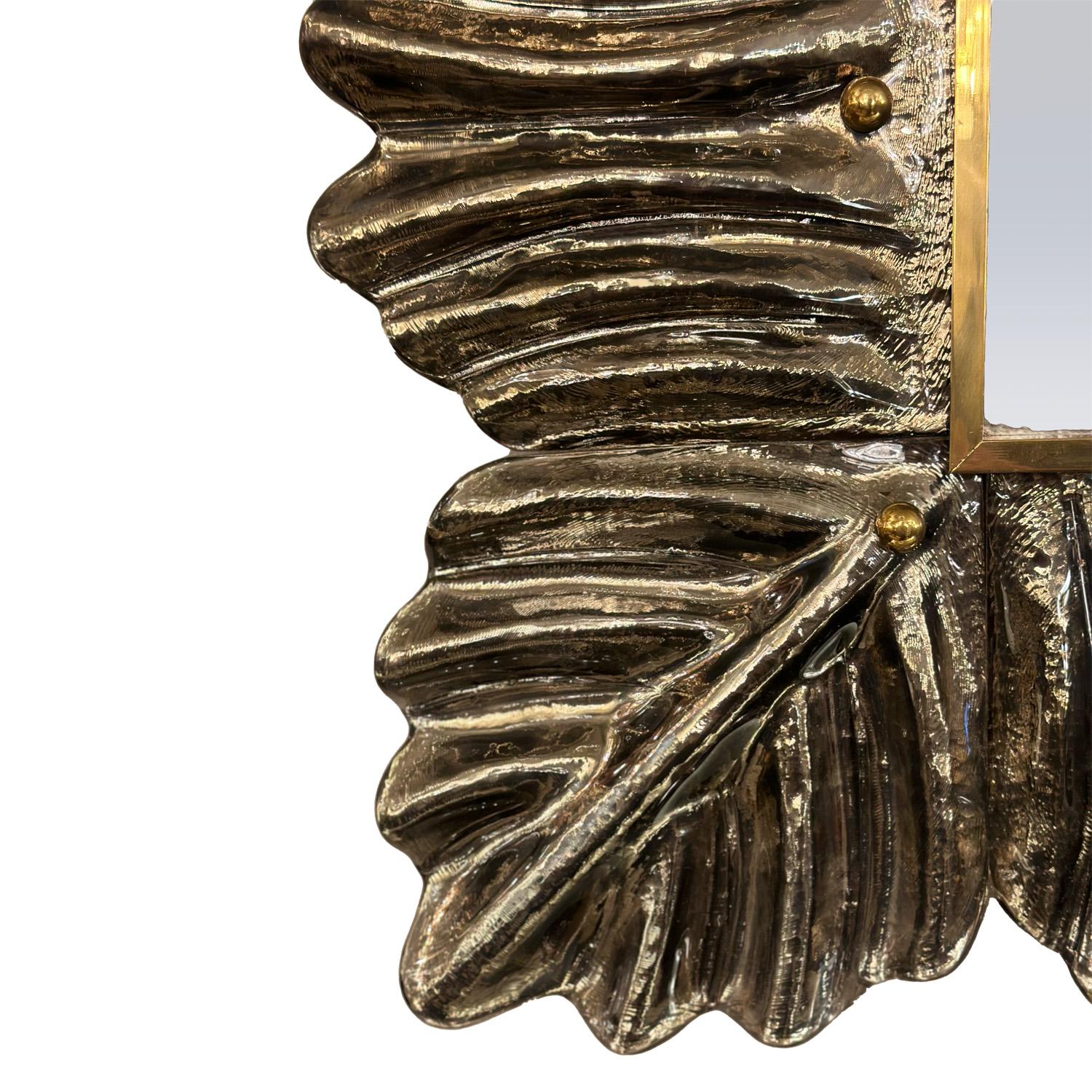 Miroir artisanal en verre de Murano avec ornements en laiton 2024 Neuf - En vente à New York, NY
