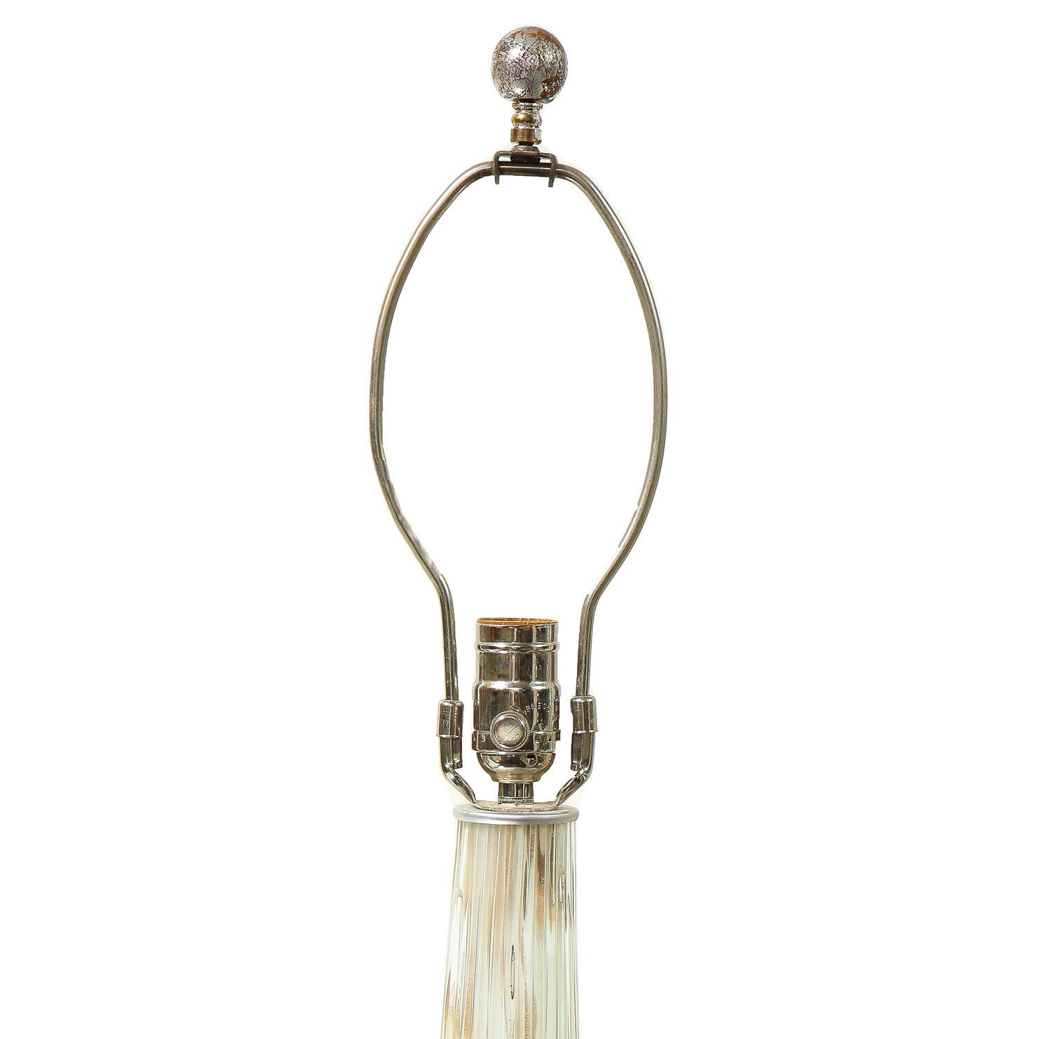 italien Lampe de bureau artisanale en verre de Murano avec accents de feuilles d'argent en vente
