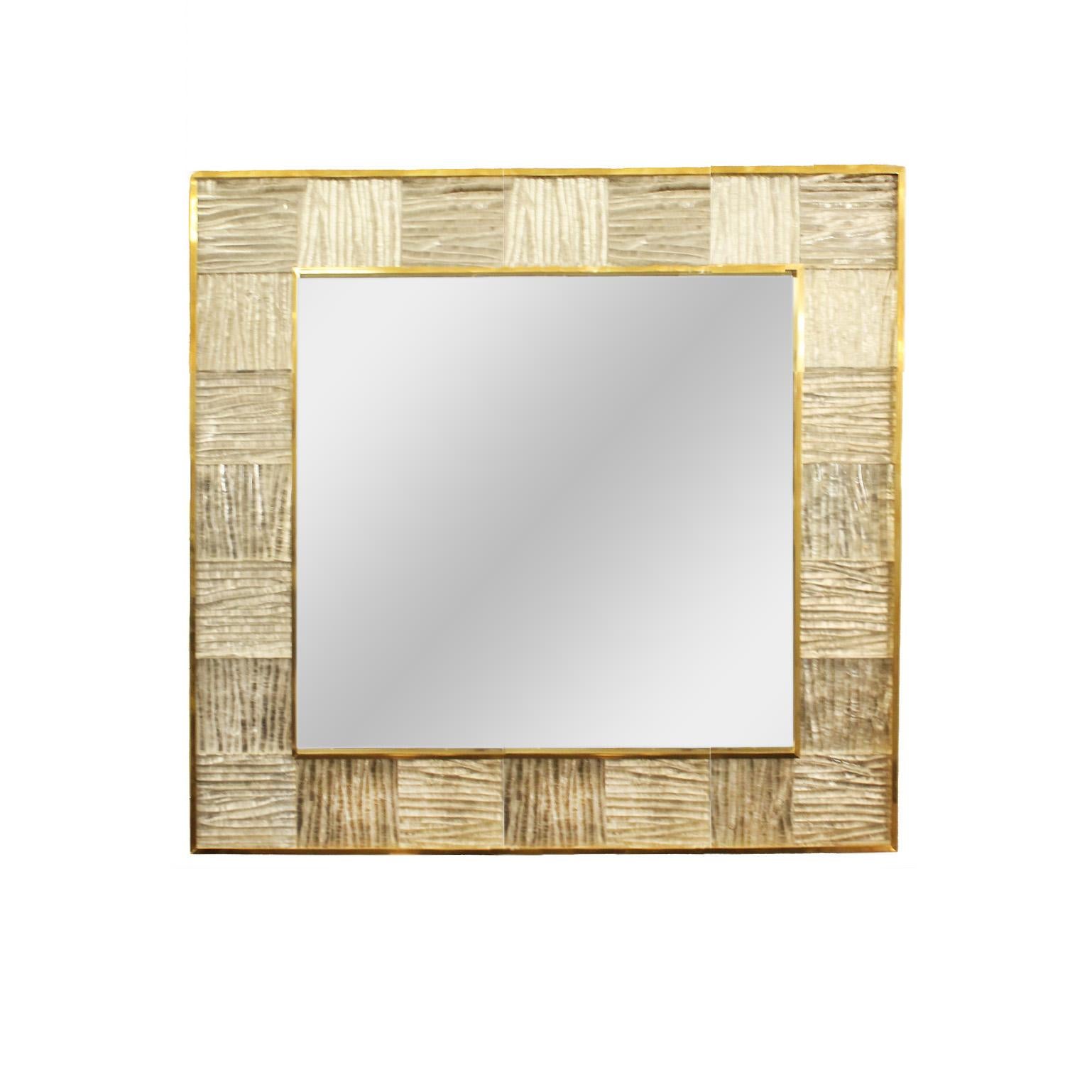 Piastrella quadrata in vetro di Murano realizzata a mano e specchio con cornice in ottone. Italia.

 

Questo specchio è attualmente disponibile come mostrato nel nostro showroom di New York.

Sono disponibili dimensioni personalizzate. Vetro