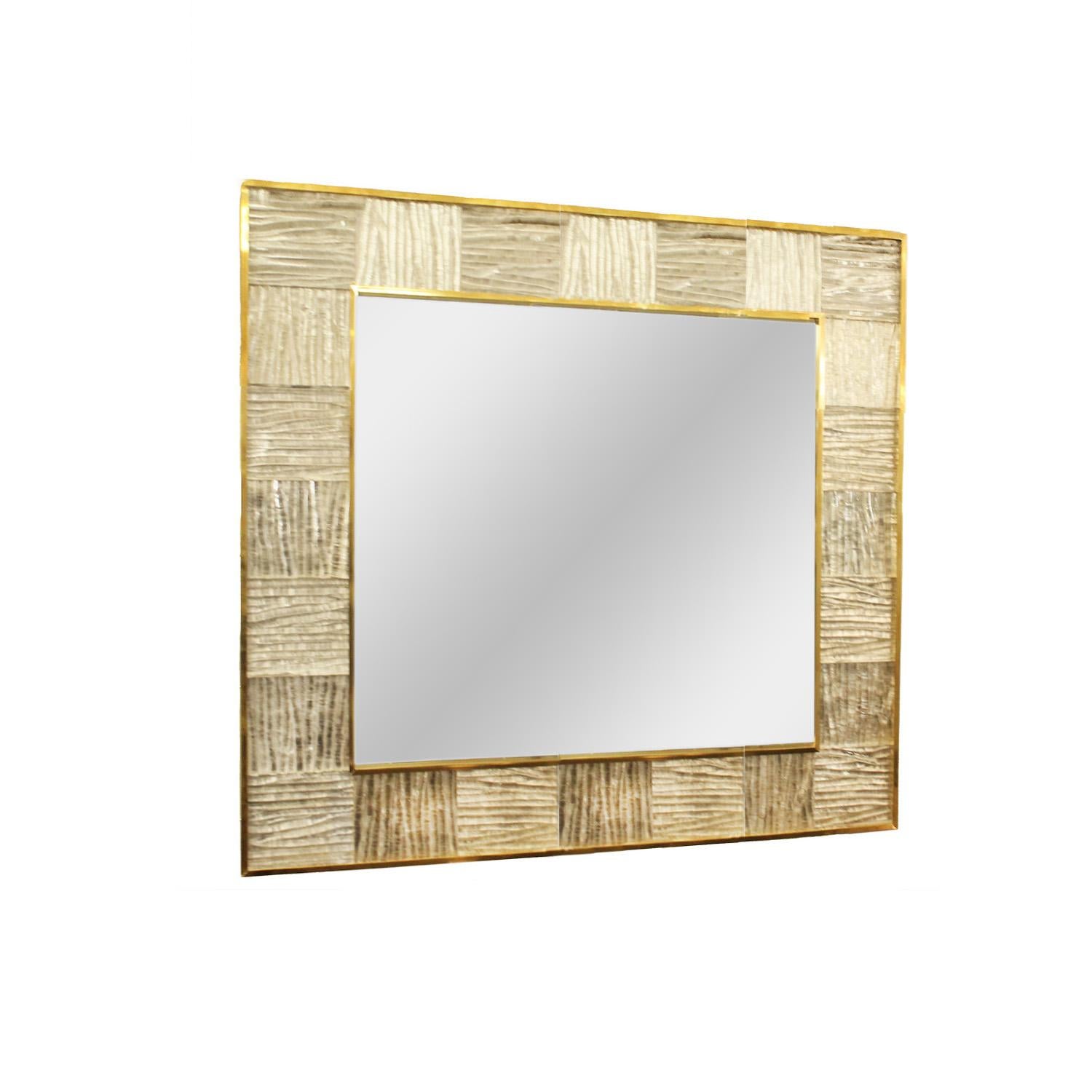 Moderno Specchio con cornice in ottone e piastrelle in vetro di Murano artigianale in vendita