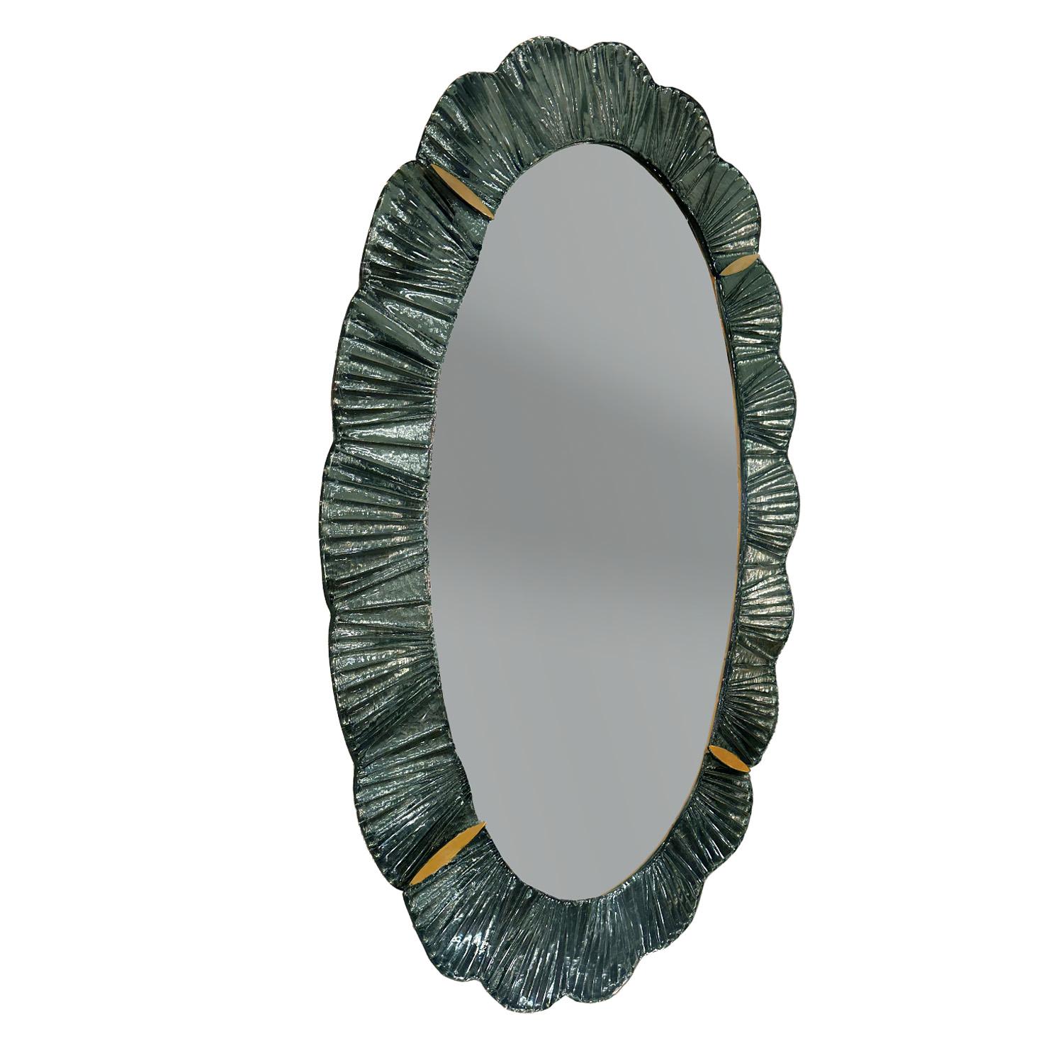 Artisan Murano Glasfliese gerahmt Spiegel mit Messing Details. (Art déco) im Angebot