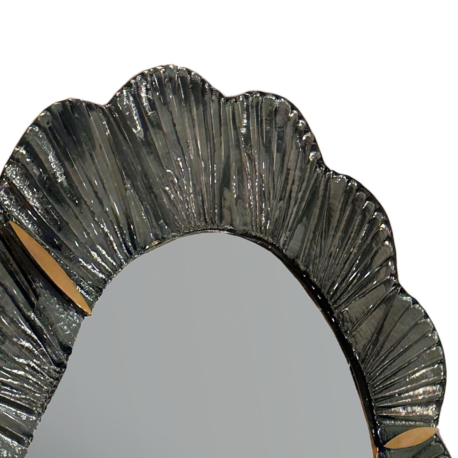 Artisan Murano Glasfliese gerahmt Spiegel mit Messing Details. (Italienisch) im Angebot