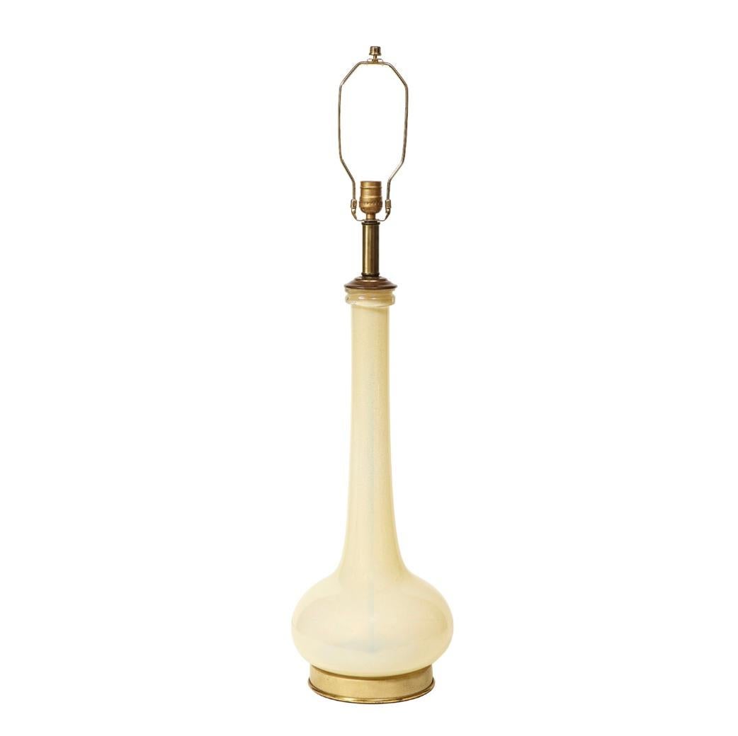  Tischlampe aus grünem Murano-Opalglas mit Messingfuß und -beschlägen. Italien 1960er Jahre.


Abmessungen:
Durchmesser: 9 Zoll
Höhe: 30 Zoll


Zustand:  Guter Zustand. Entsprechend dem Alter und der Abnutzung.  Lampenschirm nicht enthalten. 

