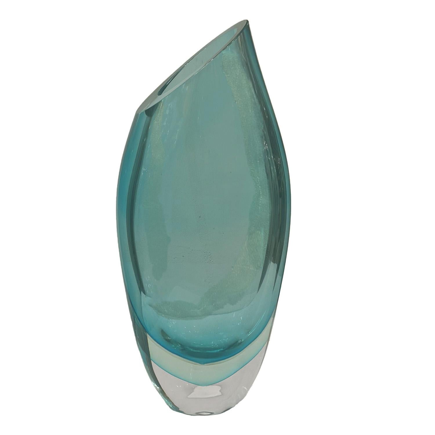 Vaso in vetro di Murano soffiato a mano e lavorato meticolosamente  in ricche e mutevoli sfumature di  turchese con bande di avventurina d'oro che brillano e svaniscono con i cambiamenti di temperatura.  luce.  L'elegante mandorla  vascello a forma