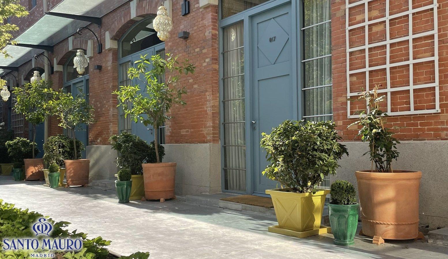 Jardinera Artesana de Terracota Natural Diseño Clásico Acabado Personalizado Disponible Español en venta