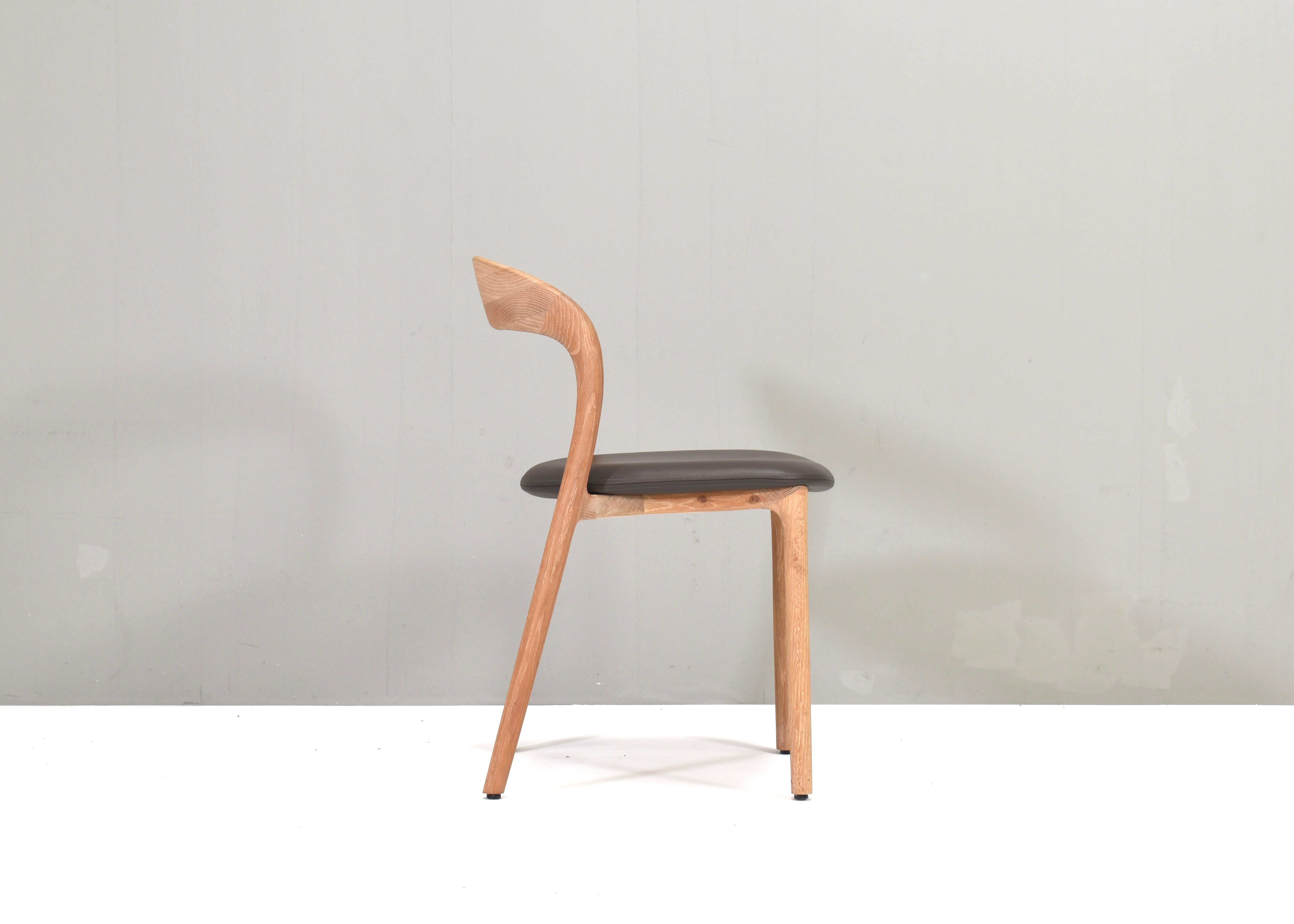 Artisan Neva light chair in oak and leather, Bosnia. In Good Condition For Sale In Pijnacker, Zuid-Holland