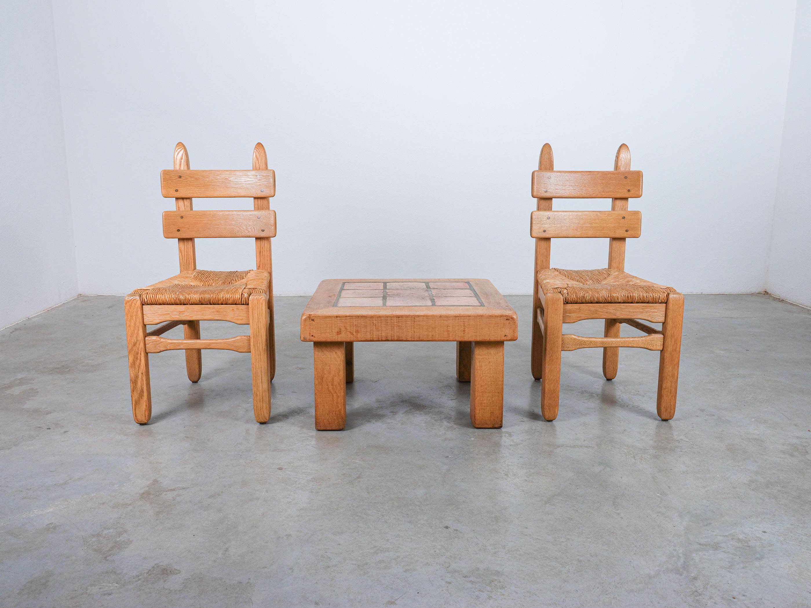 Eichenholz-Terrakotta-Kaffeetisch oder Tisch für den Außenbereich, Frankreich, 1950

Kunsthandwerklicher Couchtisch aus Terrakotta, Frankreich, 1950. Einzigartiger handgefertigter Tisch aus massiver Eiche mit Terrakottafliesen. Perfekt für eine