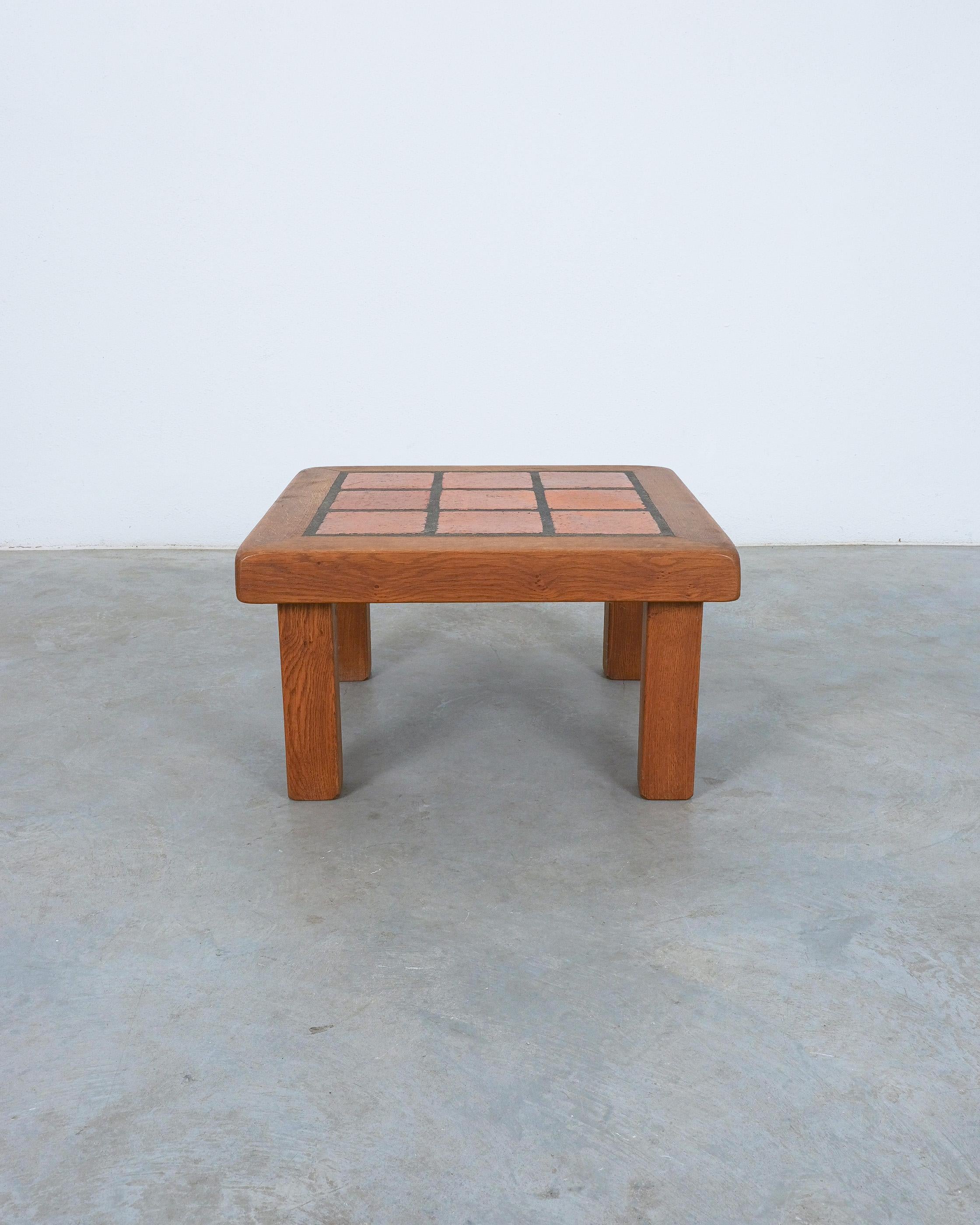 Tavolino artigianale in terracotta di Oak, Francia, 1950

Tavolino artigianale in terracotta, Francia, 1950. Tavolo in legno massiccio di Oak fatto a mano con piastrelle in terracotta. Abbiamo un tavolo quasi identico, con piedi leggermente più