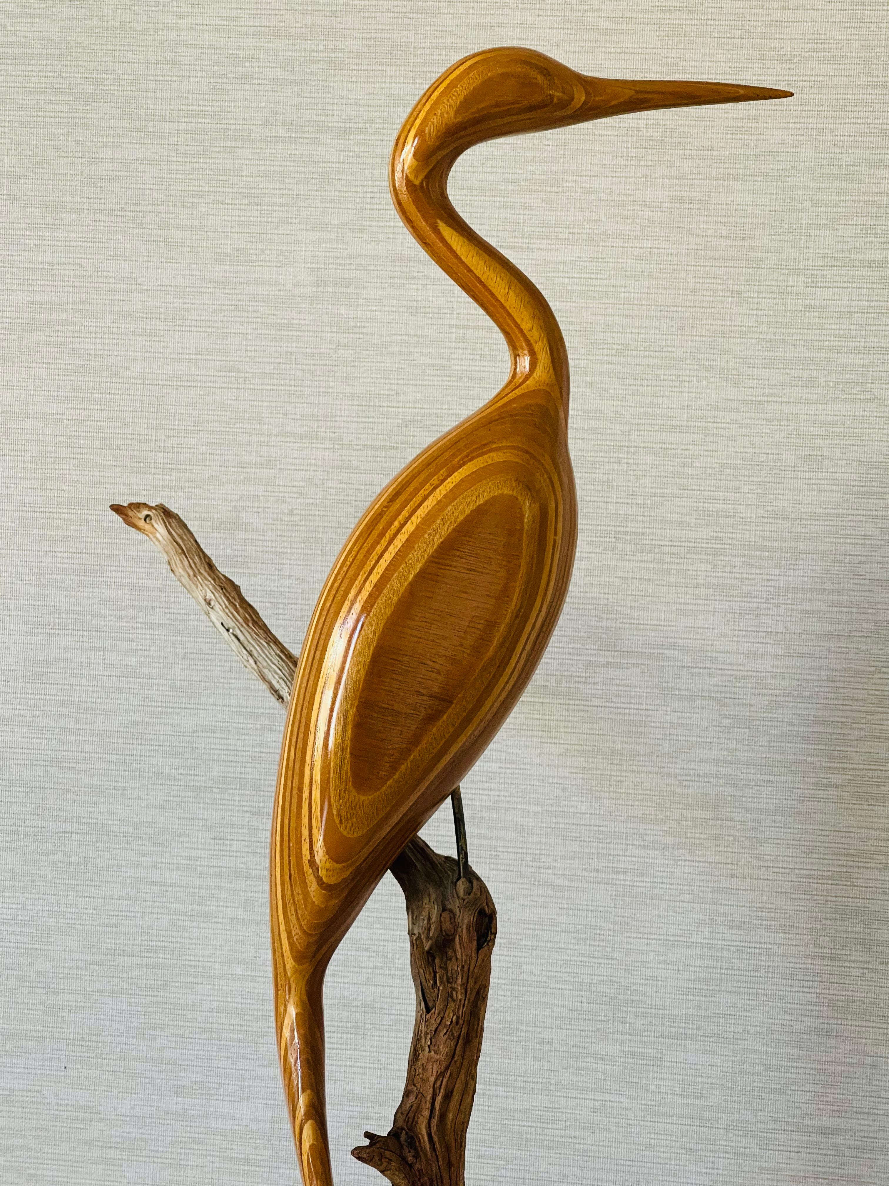 Escultura de Garza de Madera de Olivo Artesana Moderna Ecológica Estadounidense en venta