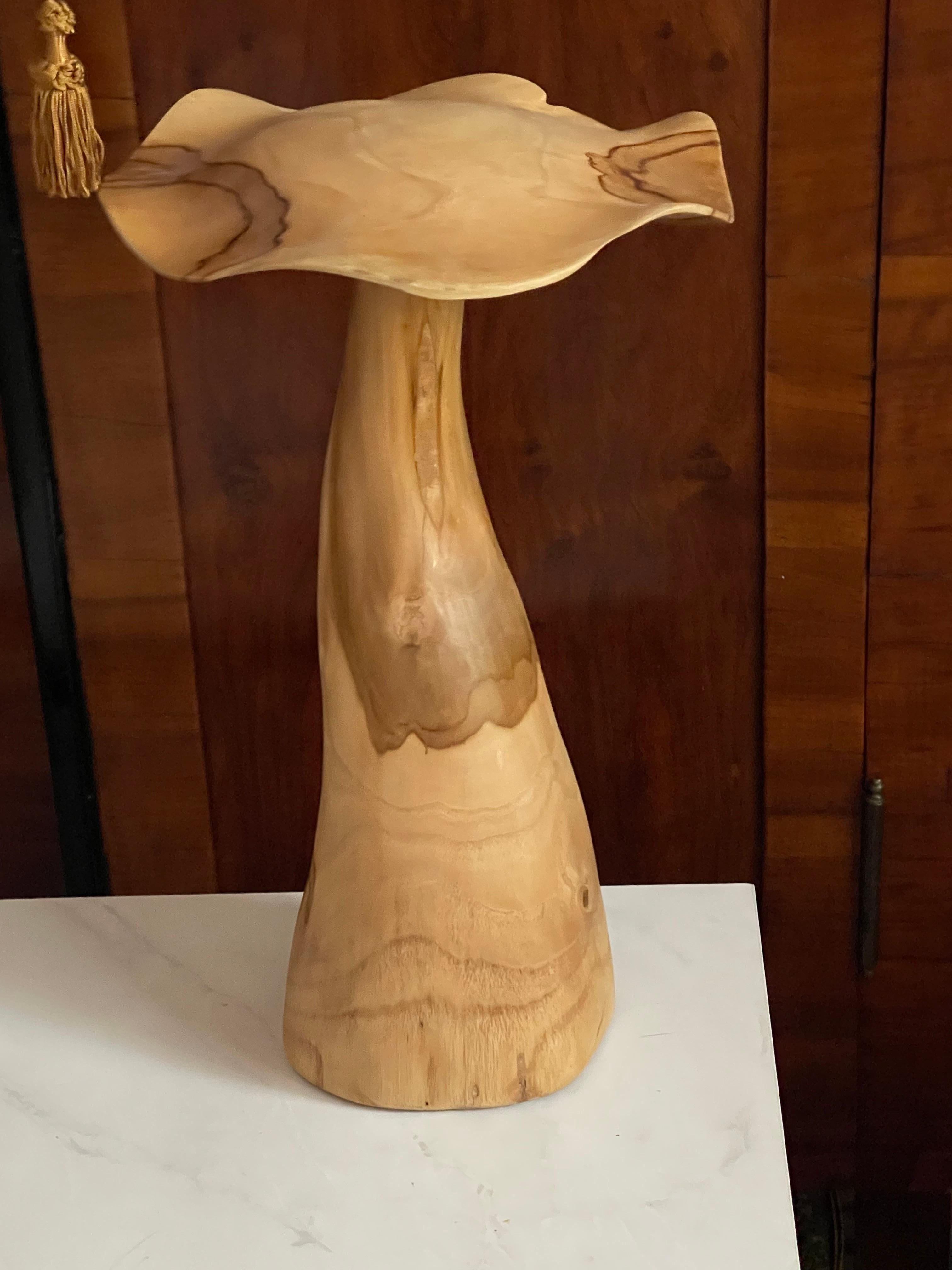 Scultura naturalistica artigianale in legno d'ulivo con fungo shiitake. Altezza 18