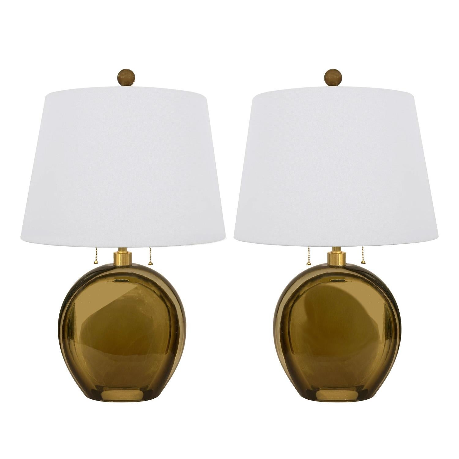  

 

Elegant pair of pagliesco or straw color hand crafted Murano glass table lamps with fluted stem and hardware in a cobination of brushed and polished brass. Each lamp has a double socket cluster with individual pull chain operation for each