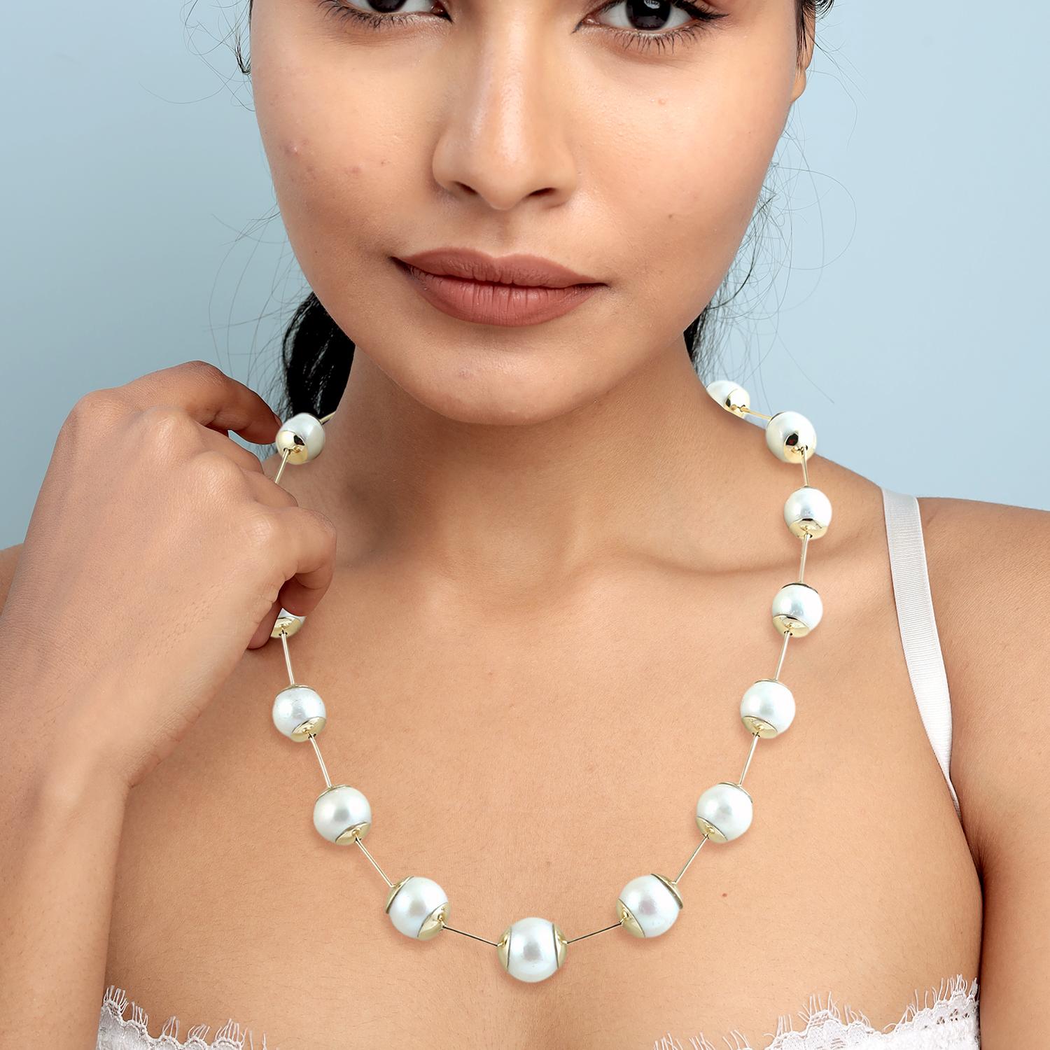 Cet élégant collier Artisan est composé de 225,91ct de perles naturelles lumineuses, espacées de maillons modernes en or jaune 14K et terminées par un fermoir et des accents en or 25,020g. Mesurant 457 mm de long, le design fusionne le luxe