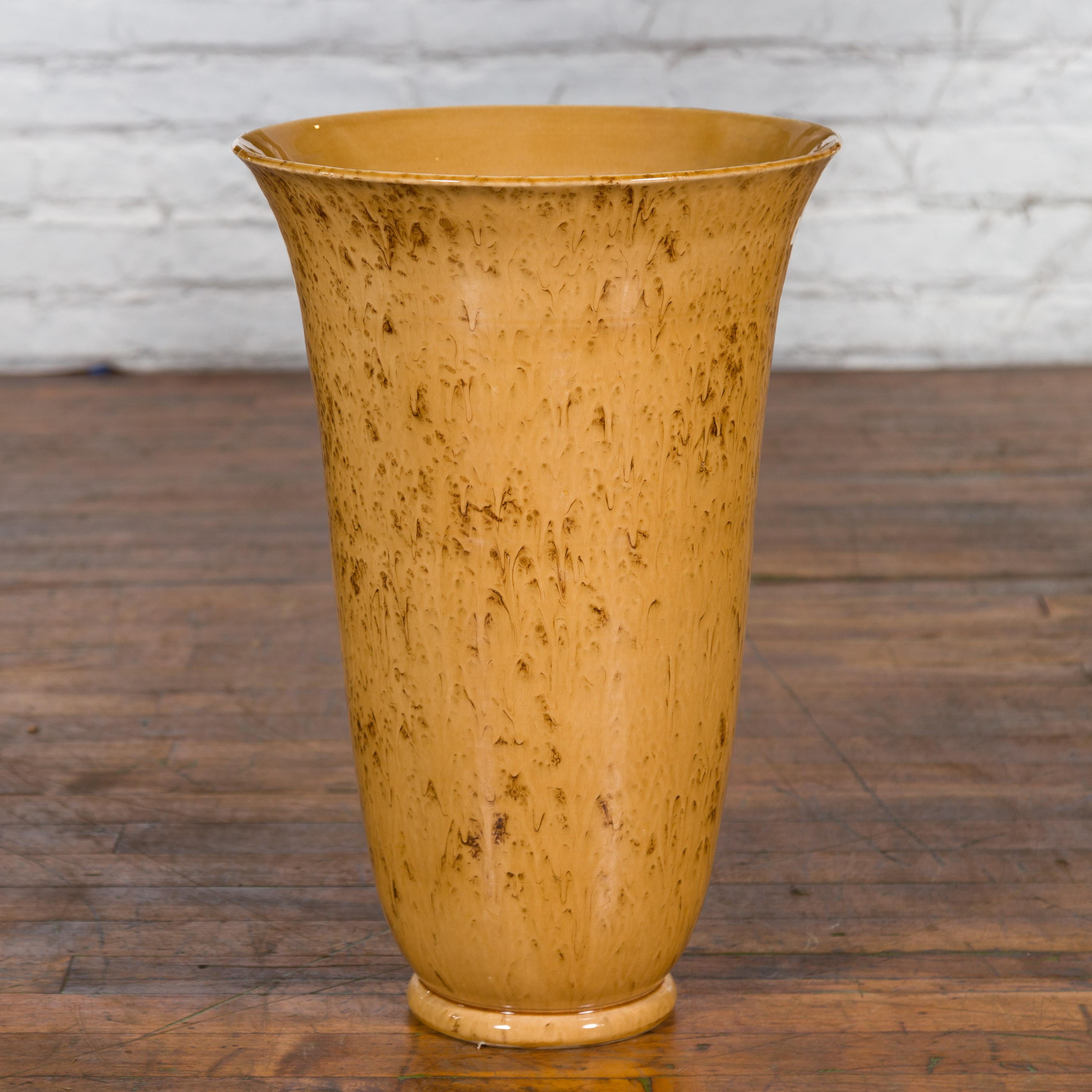 Artisan Prem Kollektion, Keramik in Flute-Form, gelbe und braune Vase (Thailändisch) im Angebot
