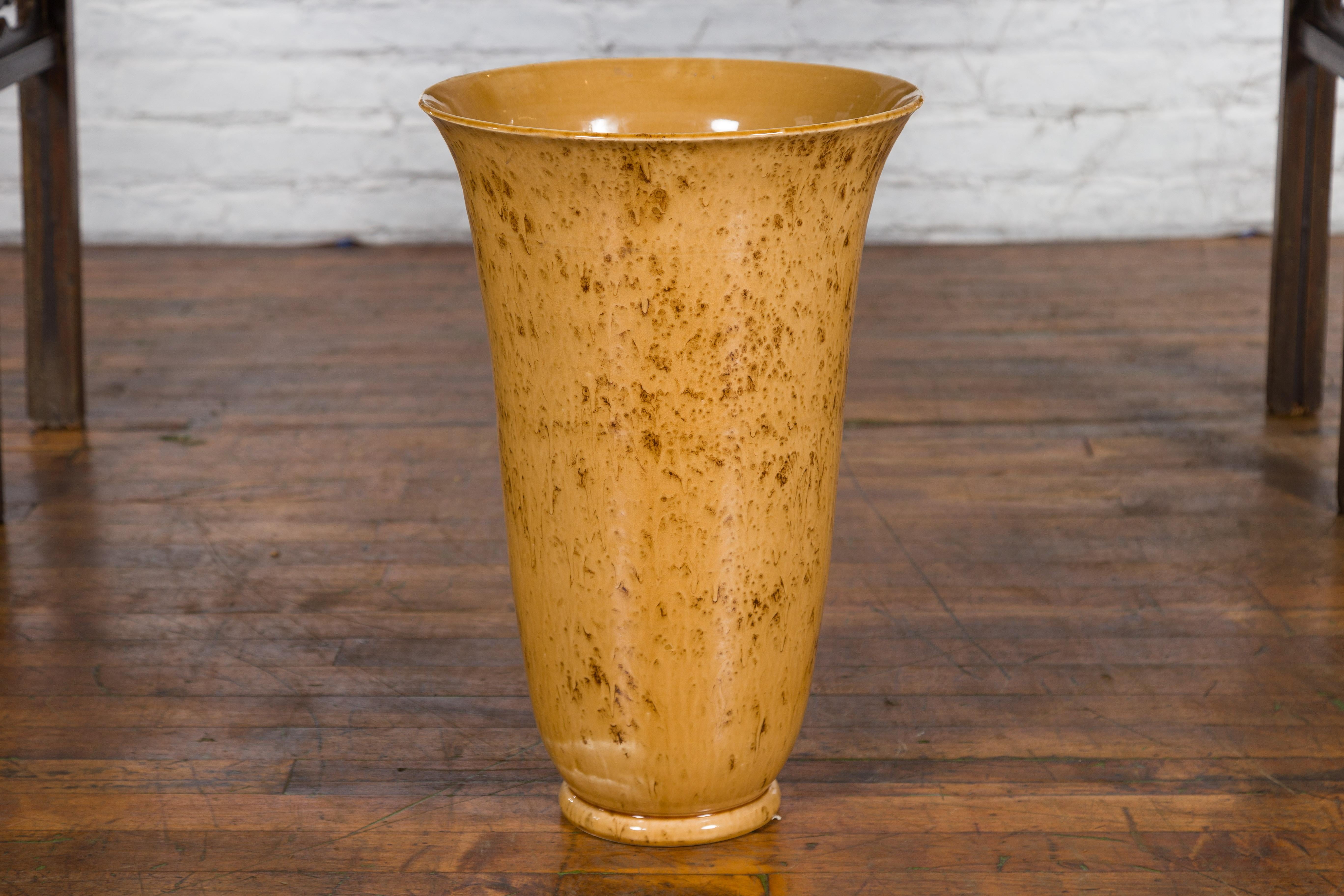Artisan Prem Kollektion, Keramik in Flute-Form, gelbe und braune Vase im Angebot 1