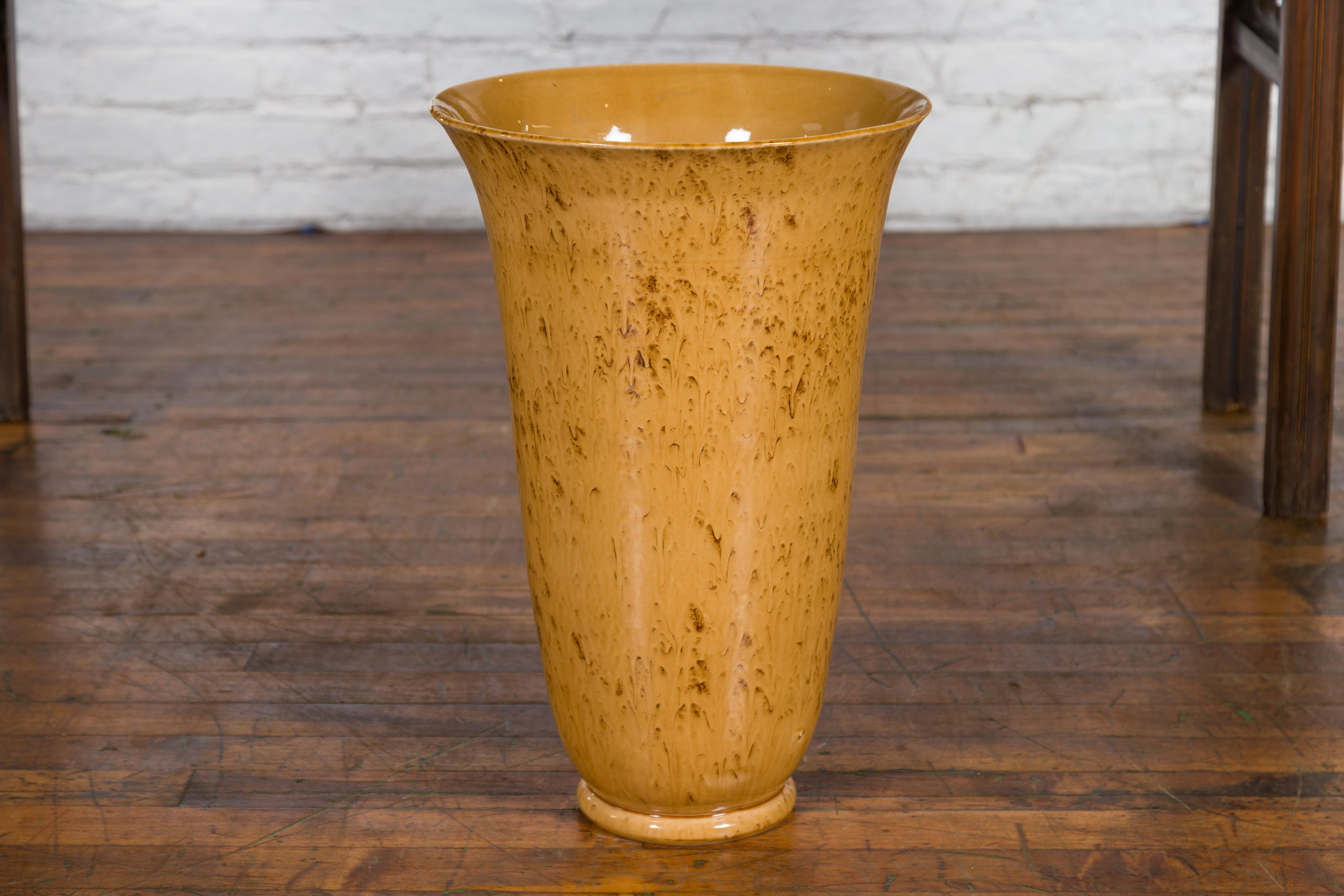 Artisan Prem Kollektion, Keramik in Flute-Form, gelbe und braune Vase im Angebot 3