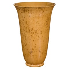 Vase en forme de flûte en céramique jaune et marron de la collection Artisan Prem