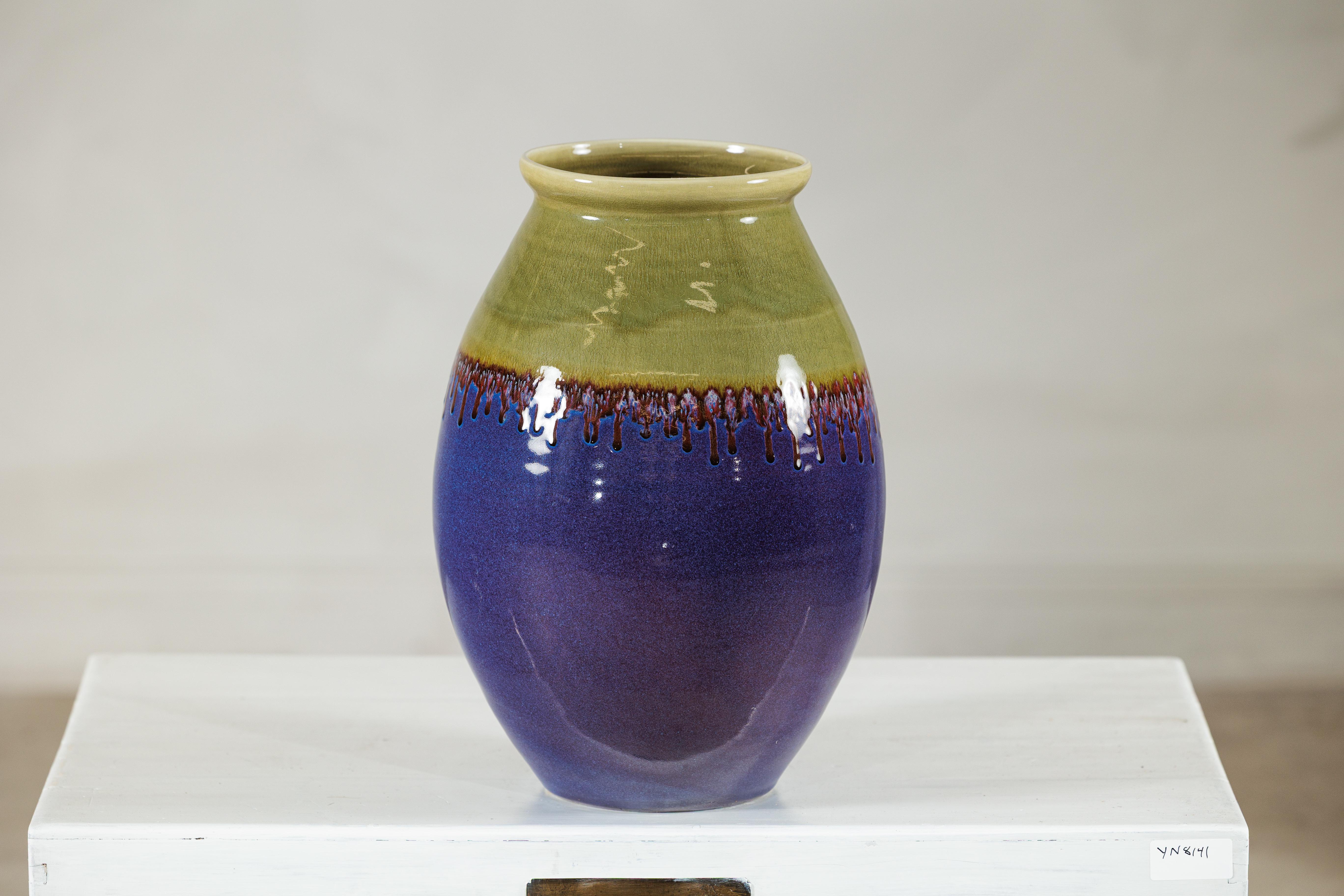 Jarrón ovoide de cerámica esmaltada artesanal morado y verde oliva con detalle de goteo en venta 5