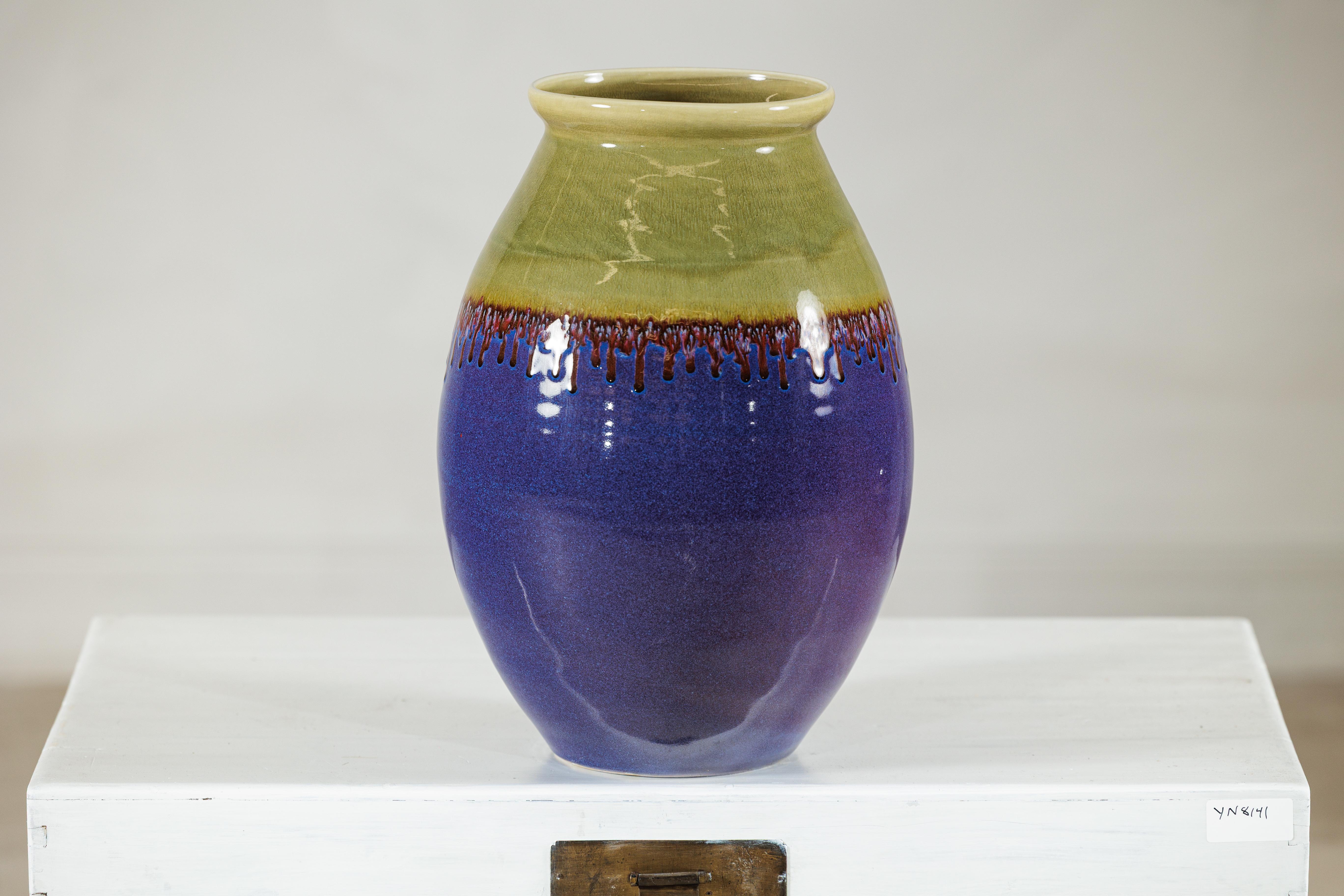 Jarrón ovoide de cerámica esmaltada artesanal morado y verde oliva con detalle de goteo en Bueno estado para la venta en Yonkers, NY