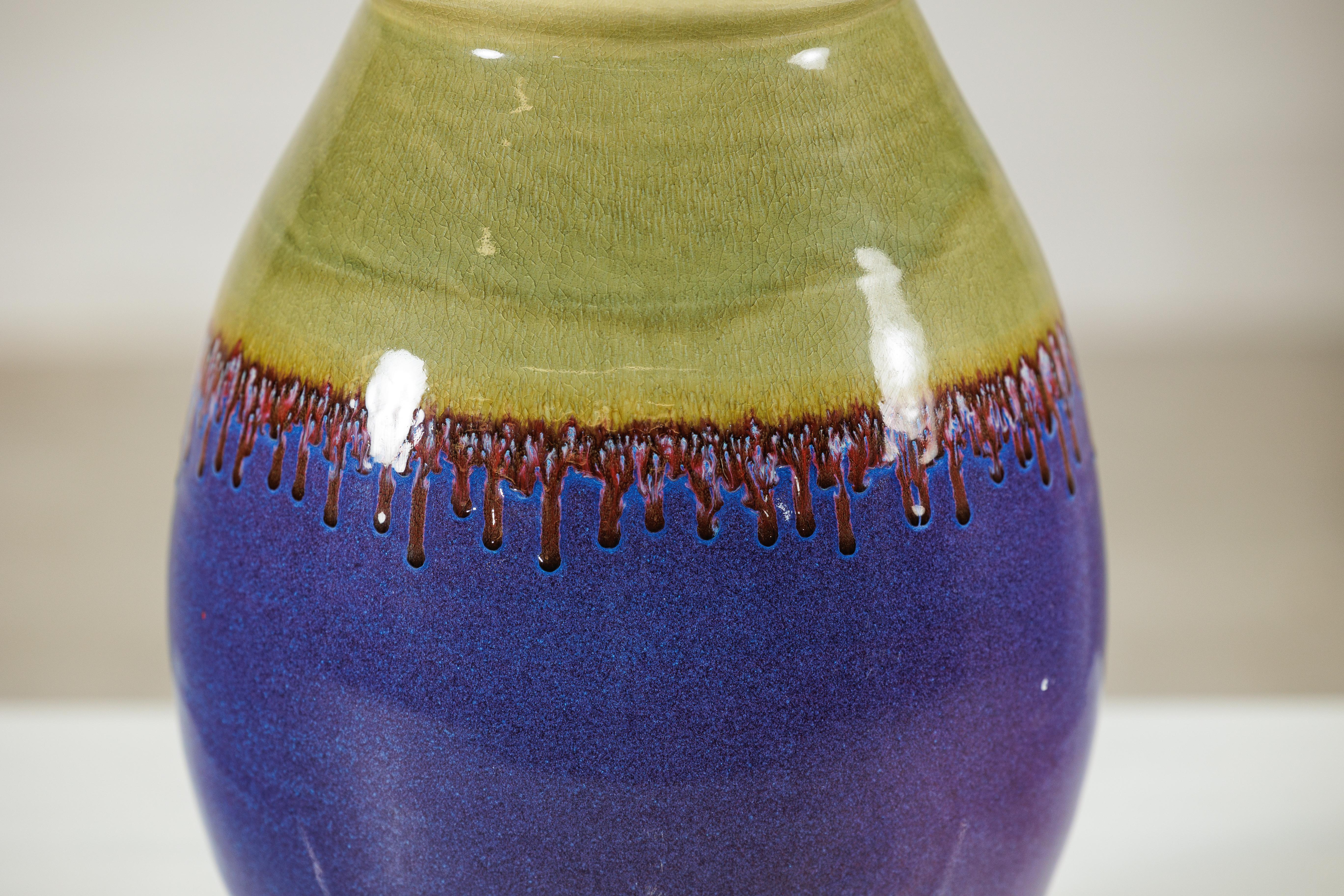 Jarrón ovoide de cerámica esmaltada artesanal morado y verde oliva con detalle de goteo Cerámico en venta