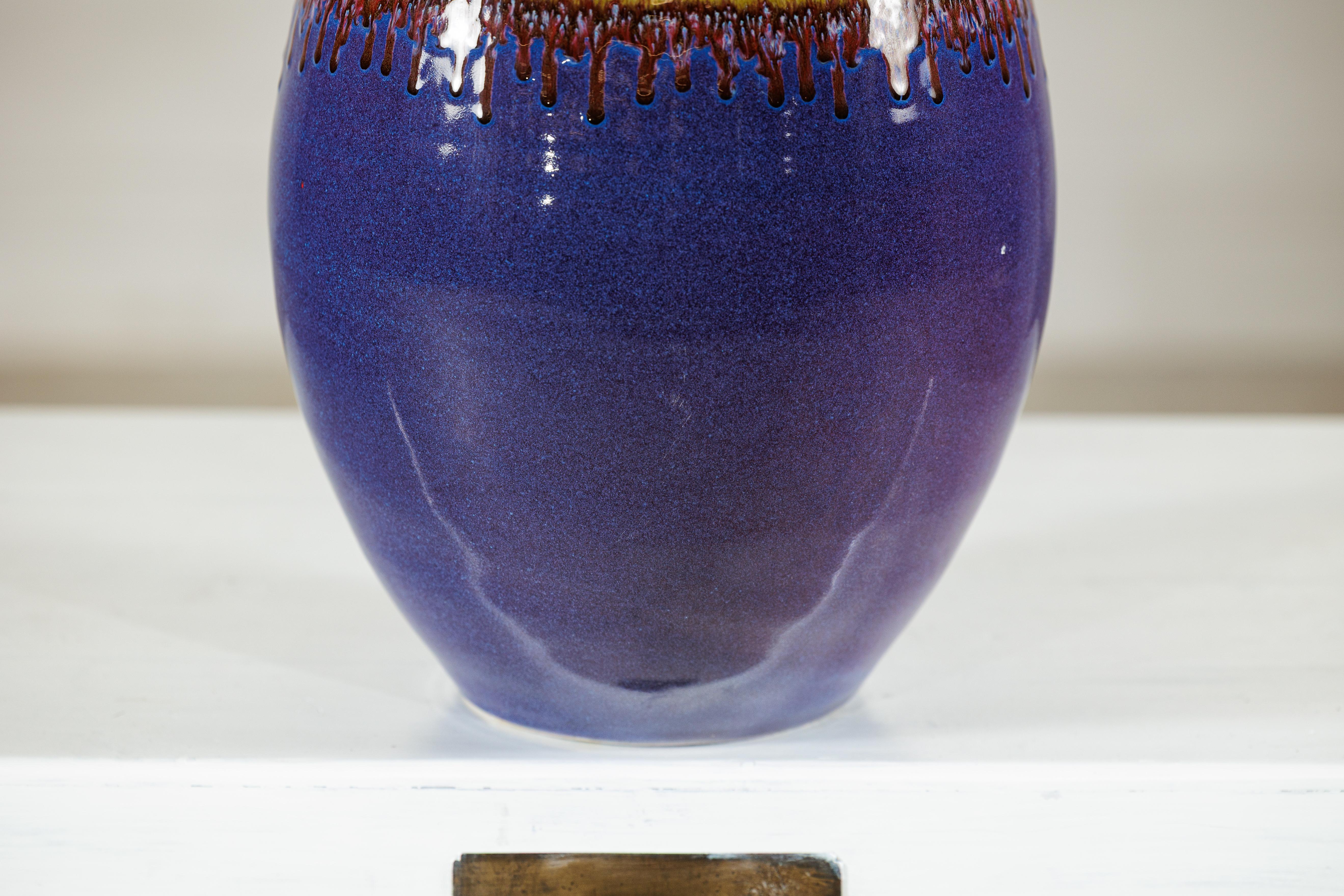 Jarrón ovoide de cerámica esmaltada artesanal morado y verde oliva con detalle de goteo en venta 1