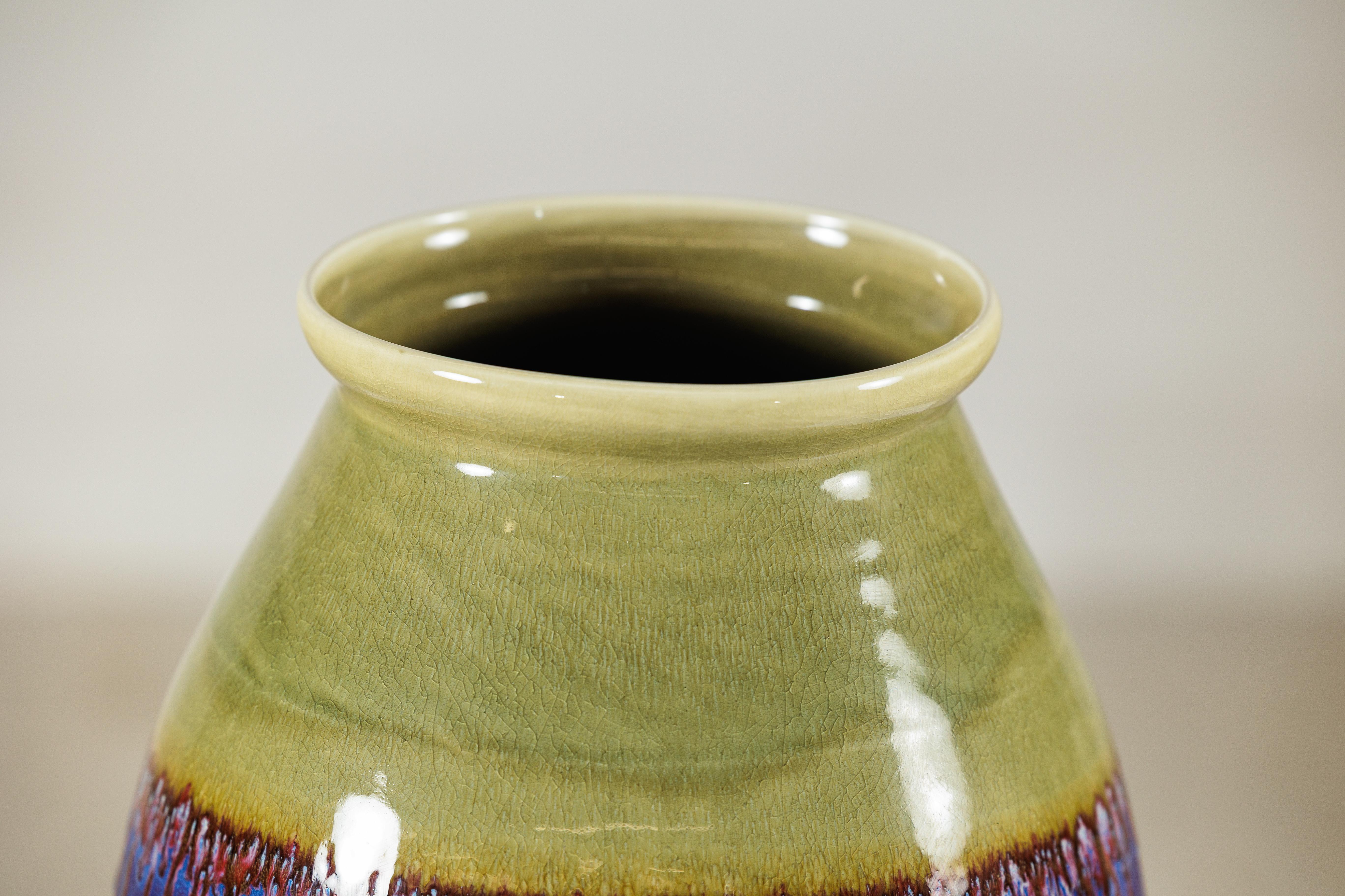 Jarrón ovoide de cerámica esmaltada artesanal morado y verde oliva con detalle de goteo en venta 2