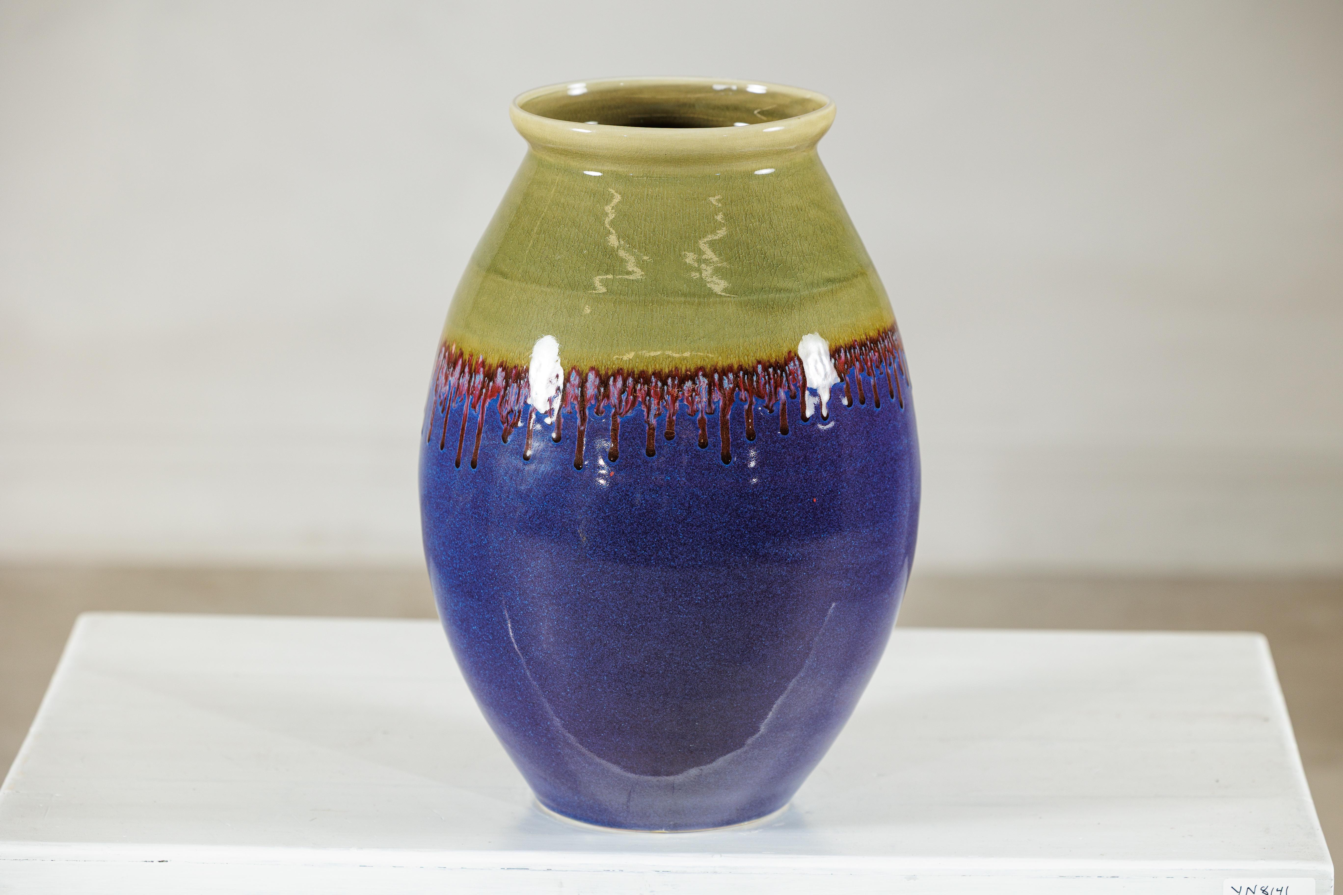 Jarrón ovoide de cerámica esmaltada artesanal morado y verde oliva con detalle de goteo en venta 3