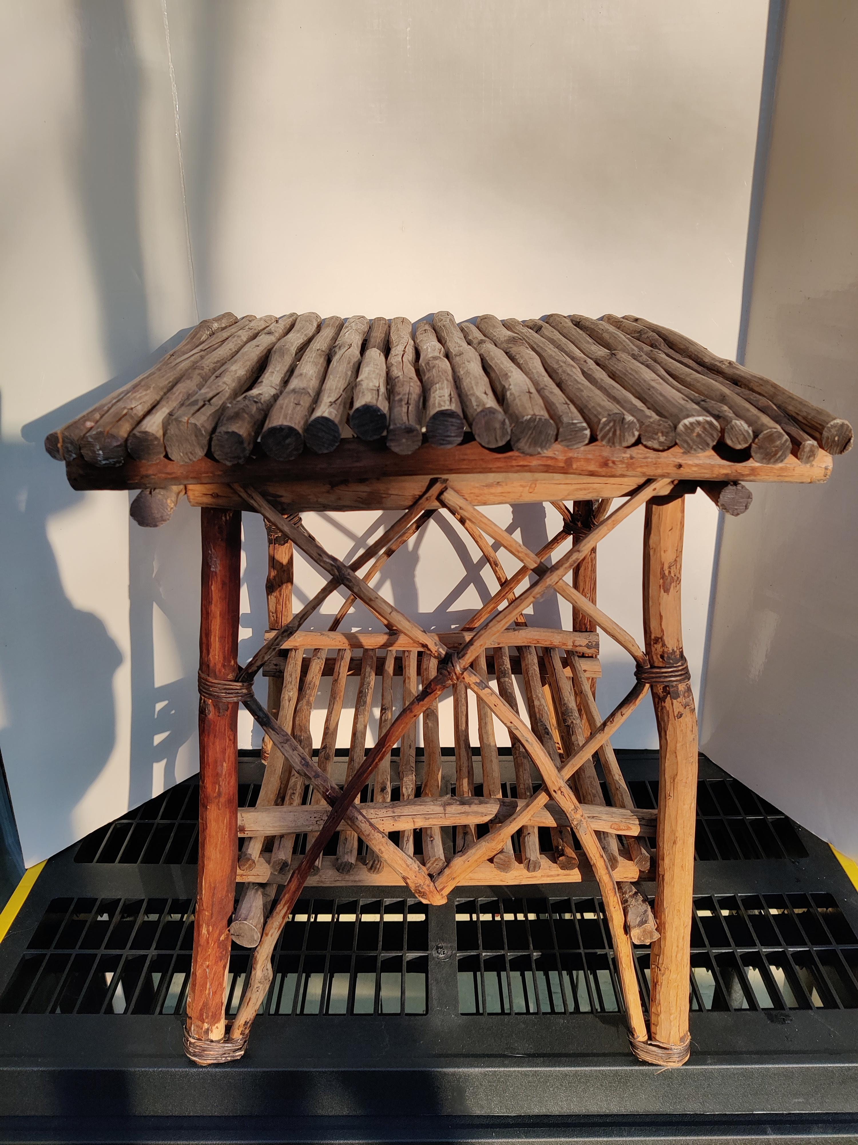 Table à brindilles rustique artisanale Bon état - En vente à Cincinnati, OH