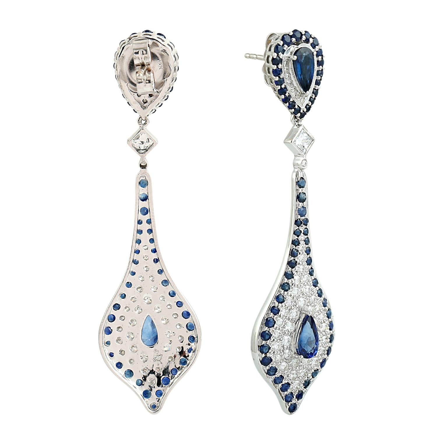 Artisan Boucles d'oreilles artisanales pendantes en or blanc 18 carats avec saphirs et diamants en vente