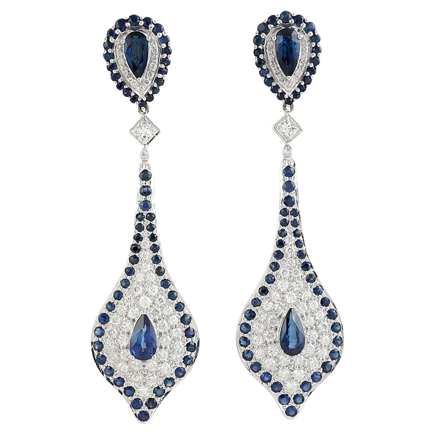Boucles d'oreilles artisanales pendantes en or blanc 18 carats avec saphirs et diamants