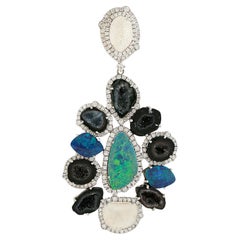 Pendentif artisanal en or blanc 18 carats avec géode et opale tranchées et diamants
