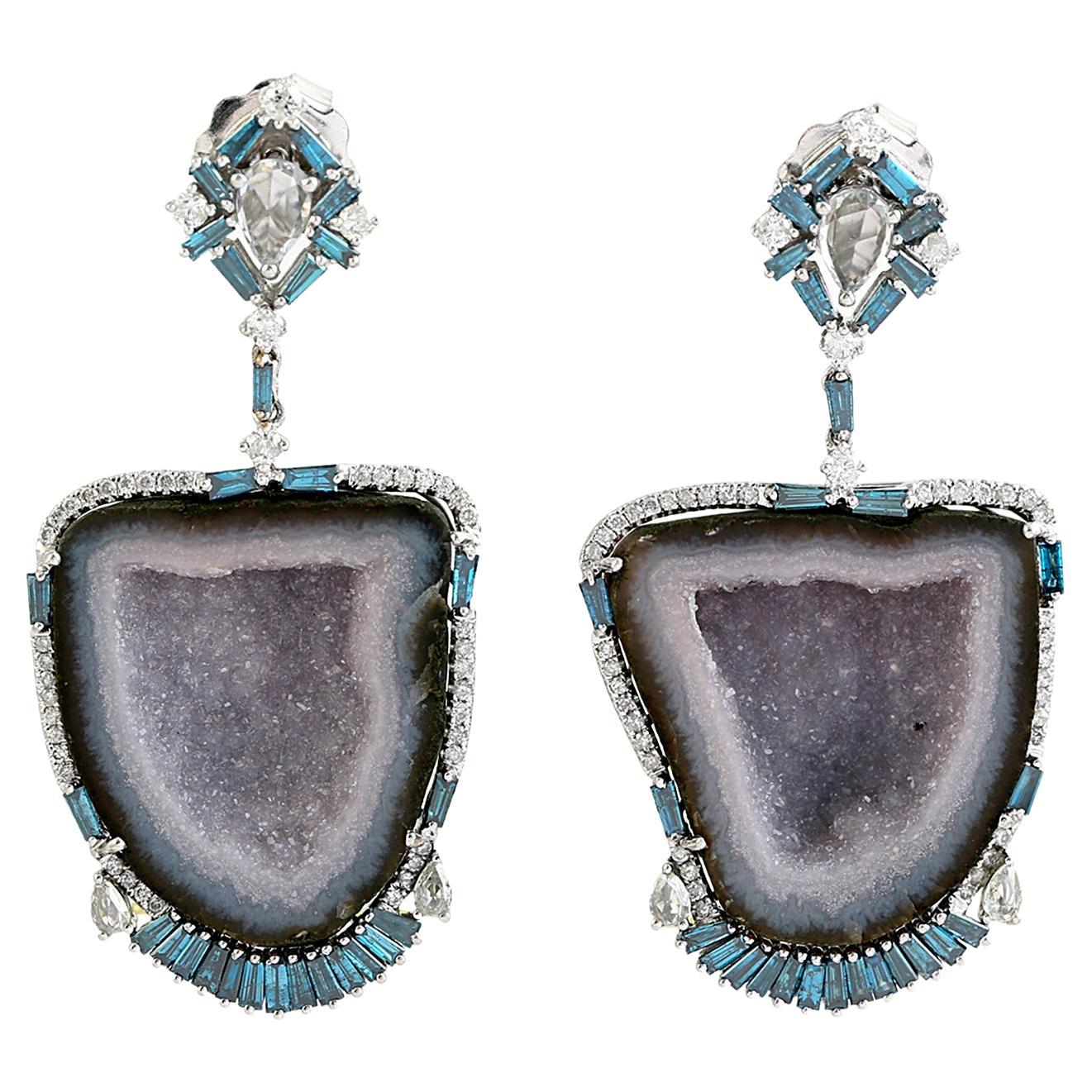 Orecchini a goccia di geode tagliato artigianalmente con zaffiro e diamante in oro bianco 18 carati