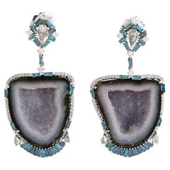 Orecchini a goccia di geode tagliato artigianalmente con zaffiro e diamante in oro bianco 18 carati