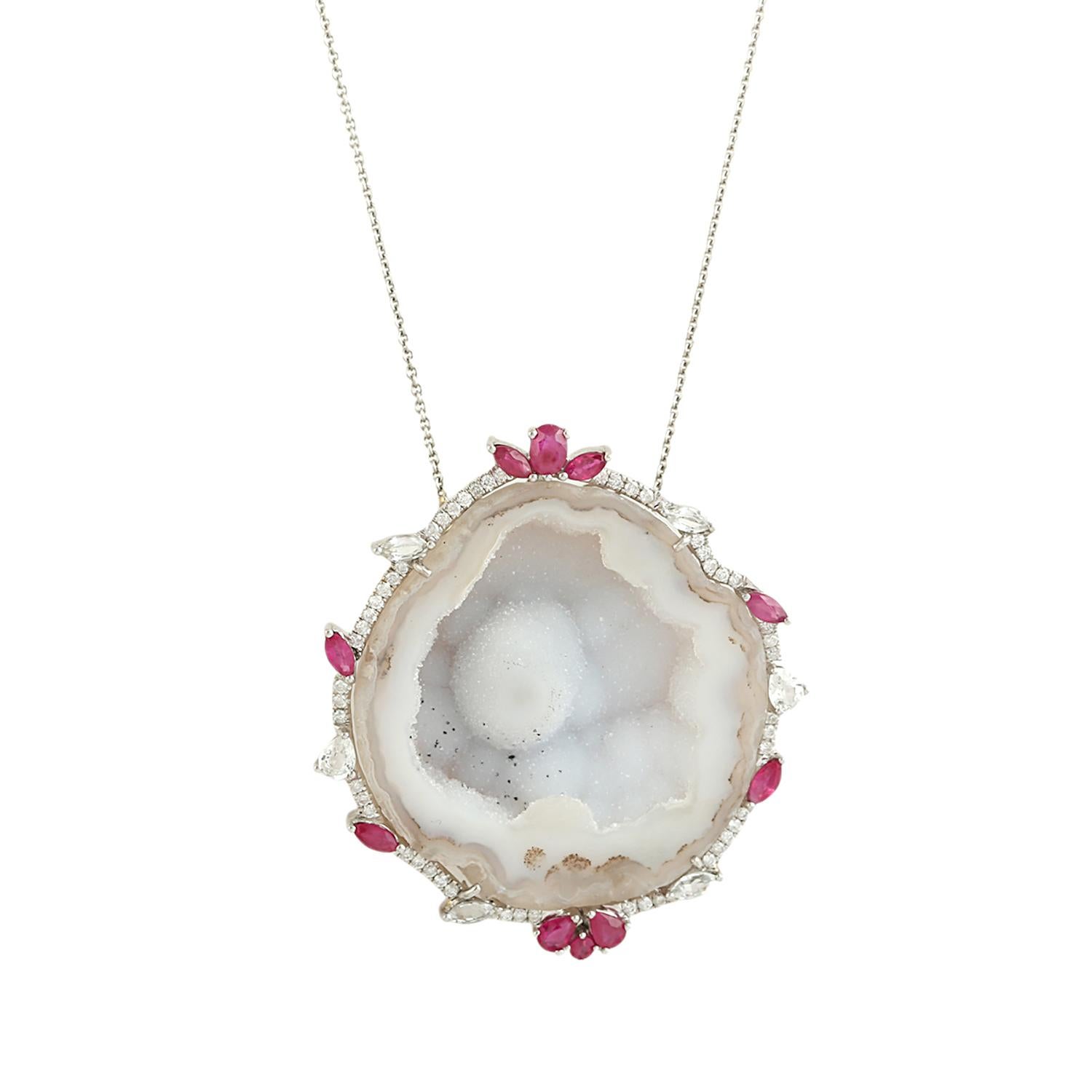 Artigiano Collana artigianale con geode a fette, zaffiro rubino e diamante in oro bianco 18 carati in vendita