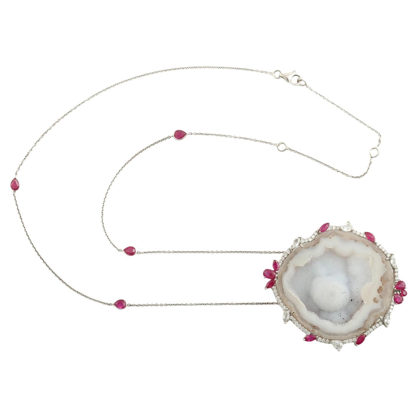 Collana artigianale con geode a fette, zaffiro rubino e diamante in oro bianco 18 carati in vendita