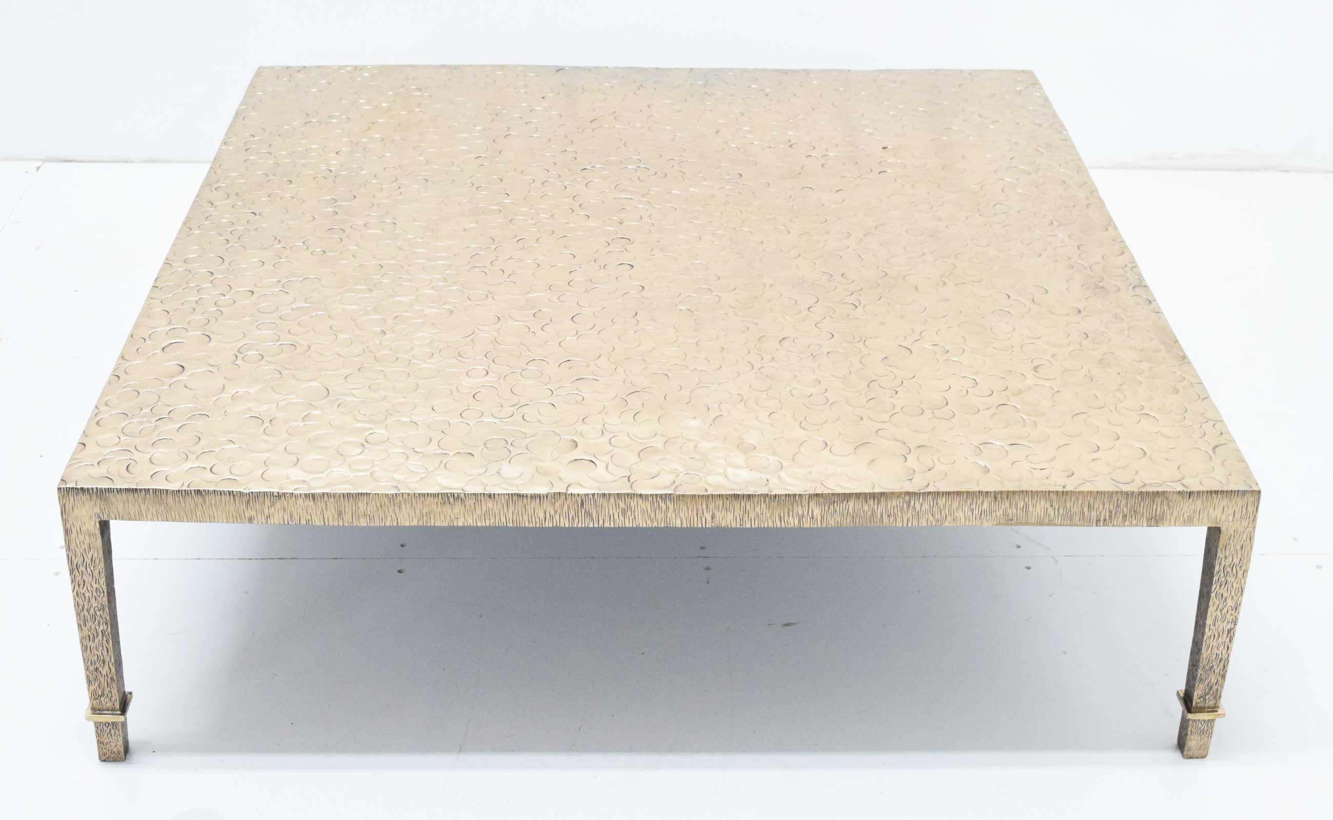 Wunderschön gestaltet und ausgeführt. Der Tisch ist aus massiver Bronze und hat eine polierte Platte und Seite. Die Platte zeigt Kreise in einem abstrakten Muster, die Beine sind geätzt. Der Tisch ist sehr schwer und wiegt etwa 500 Pfund. Äußerst