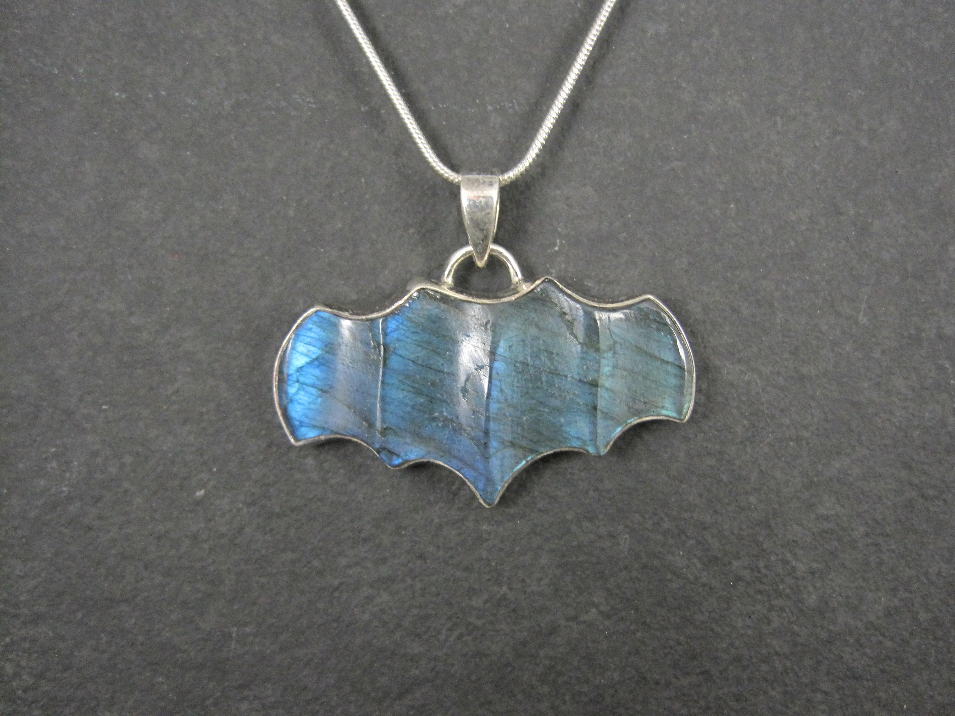 Ce magnifique pendentif chauve-souris est en argent sterling avec une pierre précieuse labradorite sculptée.
Le pendentif mesure 1 1/4 par 1 9/16 pouces, y compris la bague.
Marques : 925
Condit : Nouveau
Livré avec une chaîne serpent de 18 pouces
